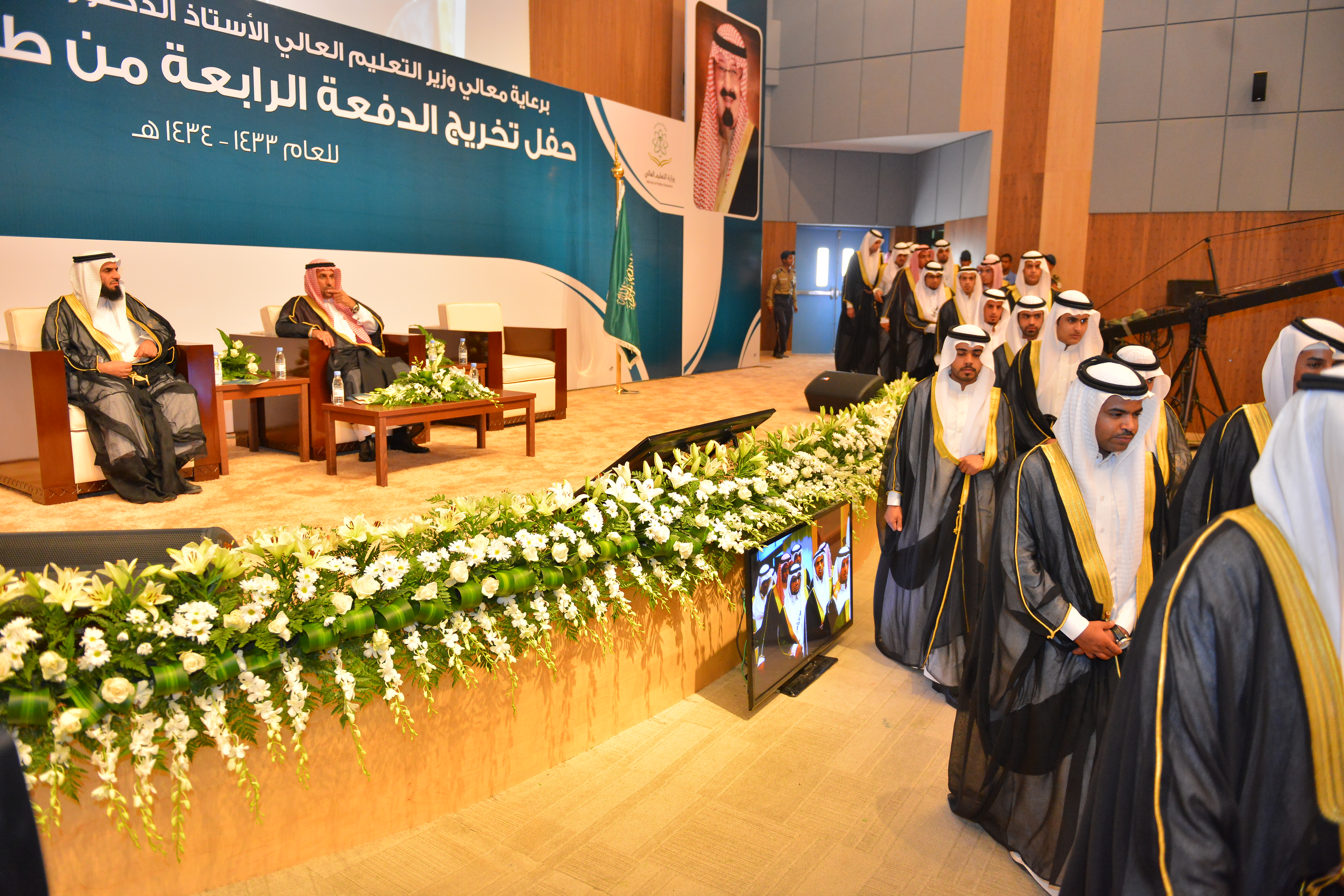 الجامعة تزف خريجي الدفعة الرابعة من طلابها لعام الجامعي ١٤٣٣…