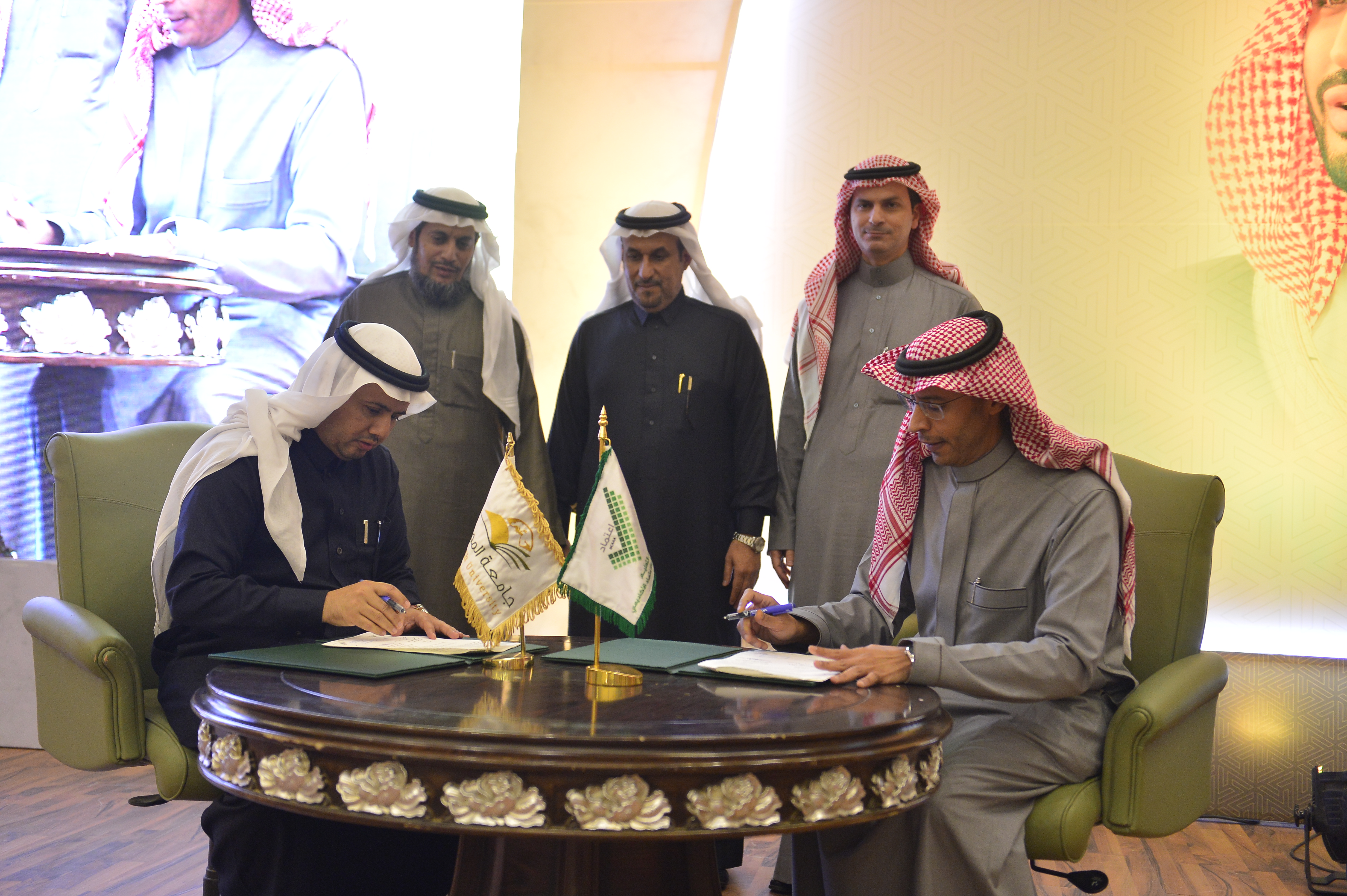 الجامعة توقع عدداً من عقود الاعتماد البرامجي مع المركز الوطن…