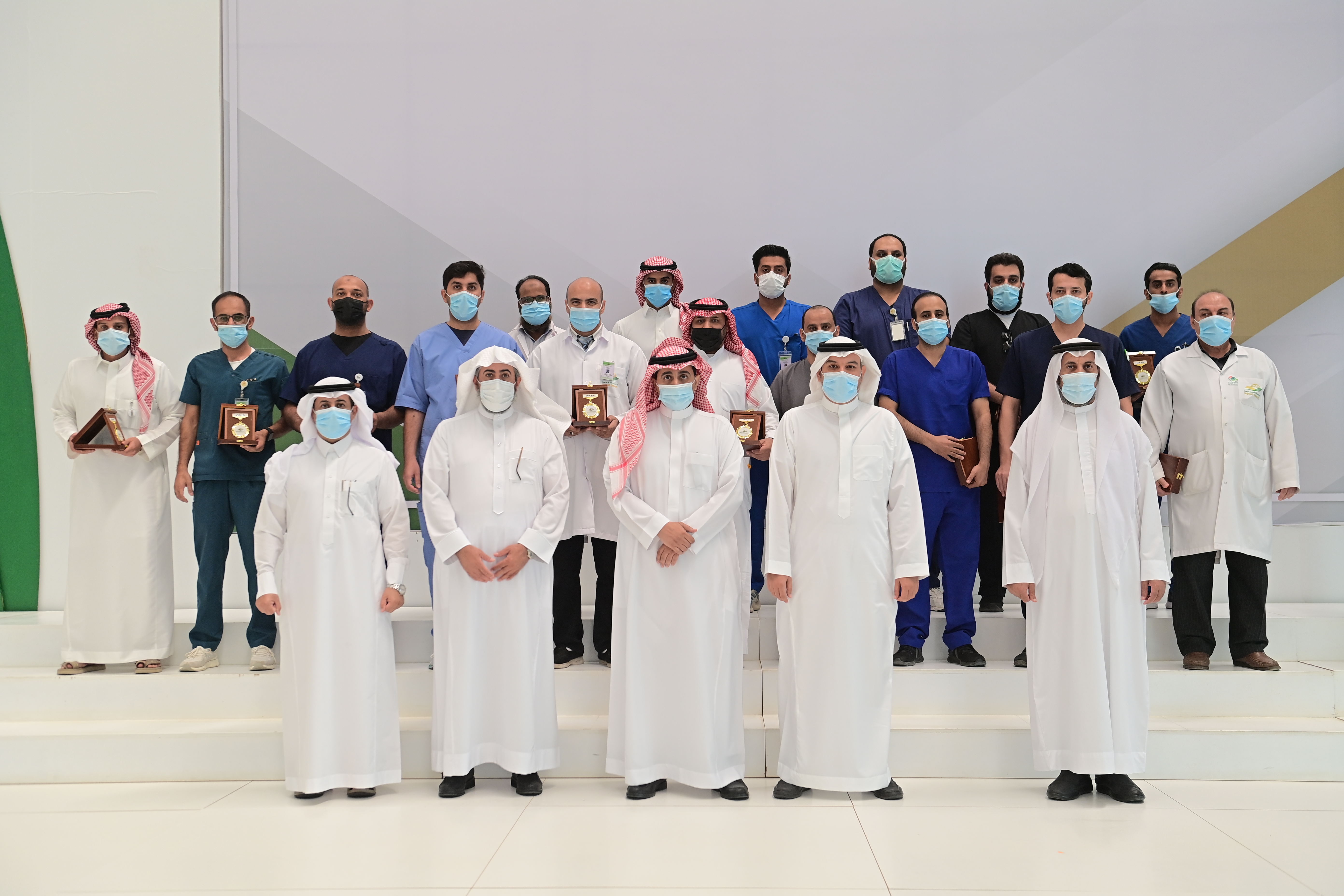 سعادة رئيس الجامعة يكرم العاملين في مركز اللقاحات الخاص بالخ…
