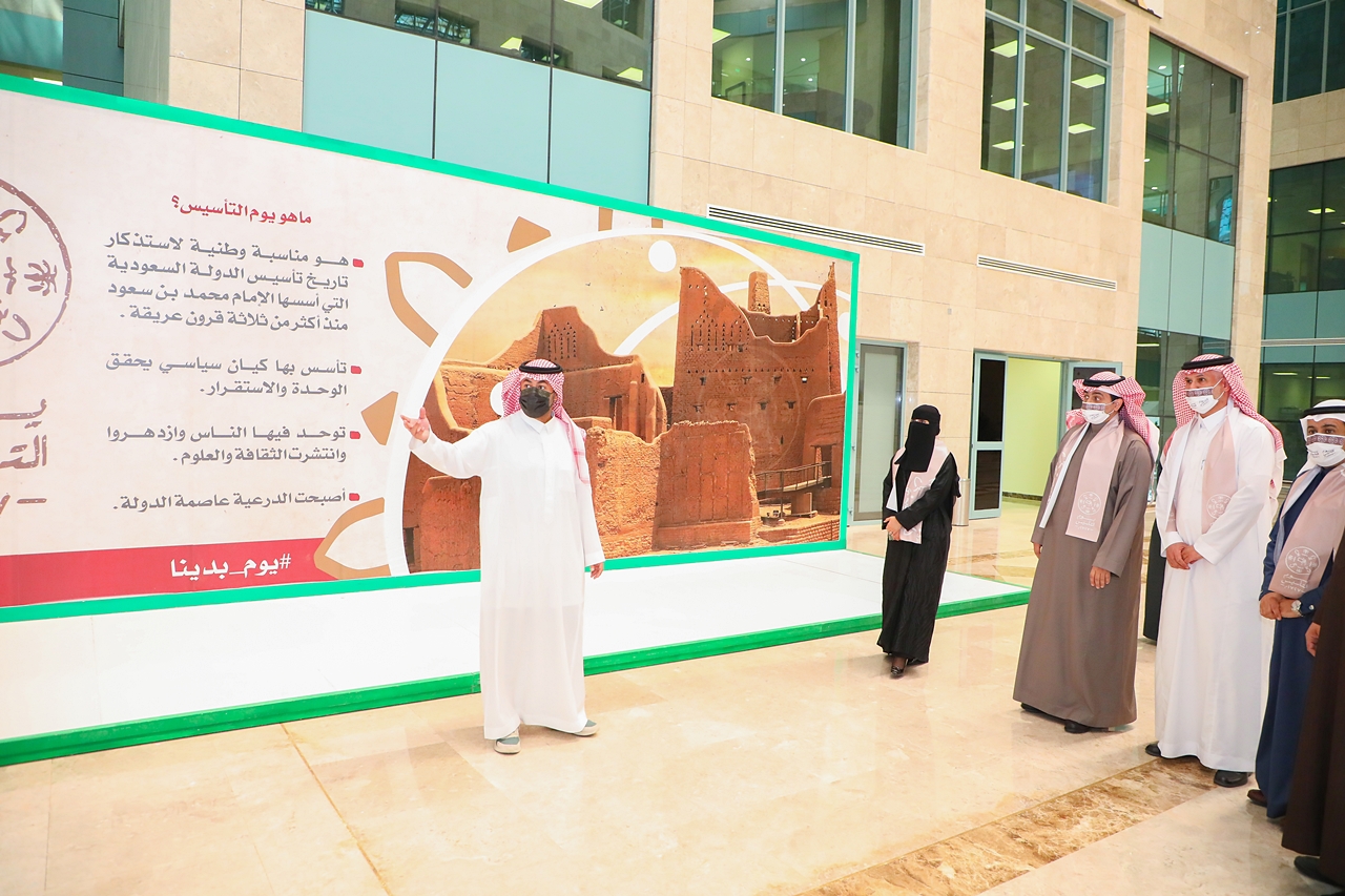 رئيس الجامعة يفتتح معرض يوم التأسيس