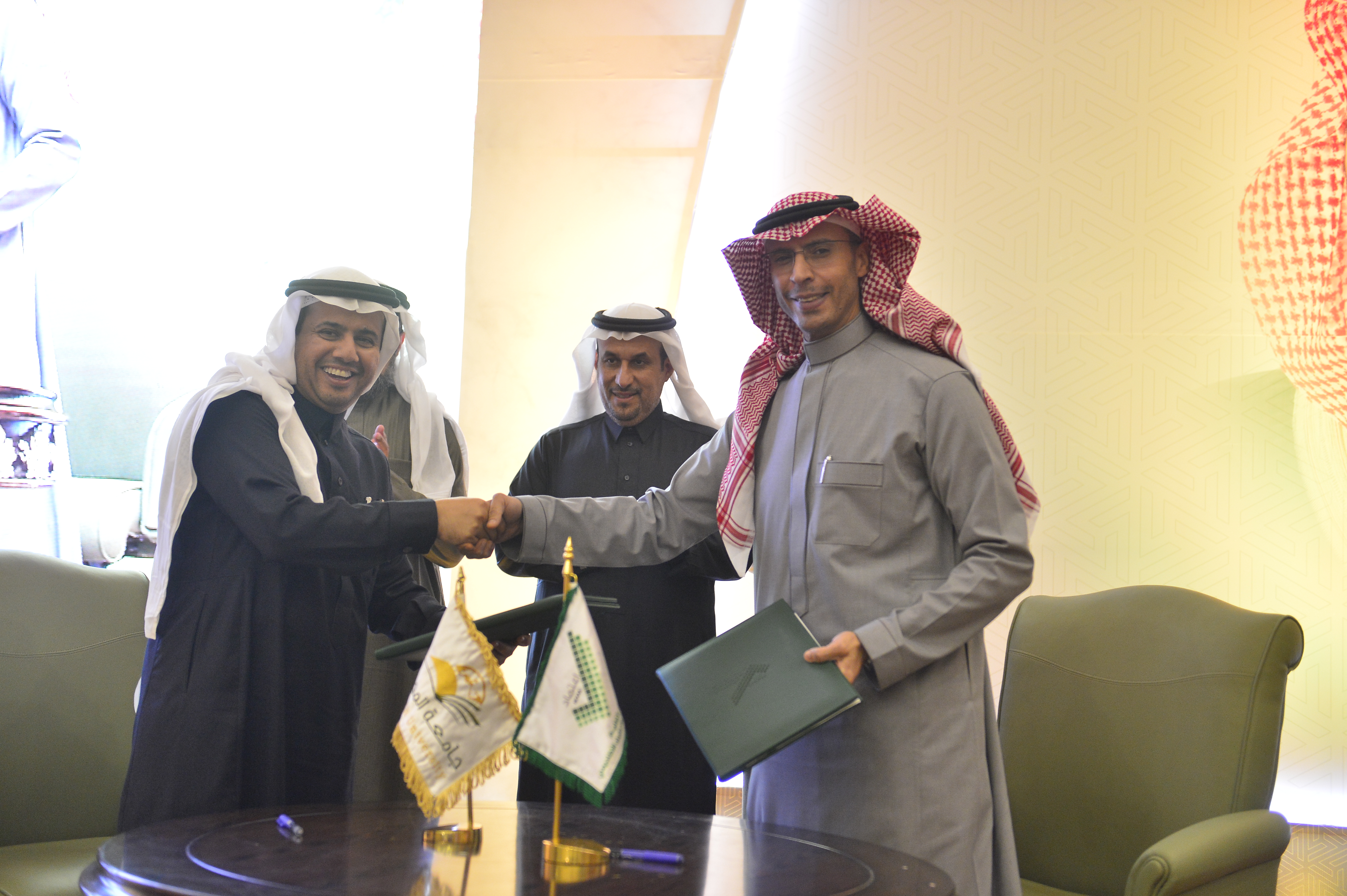 الجامعة توقع عدداً من عقود الاعتماد البرامجي مع المركز الوطن…