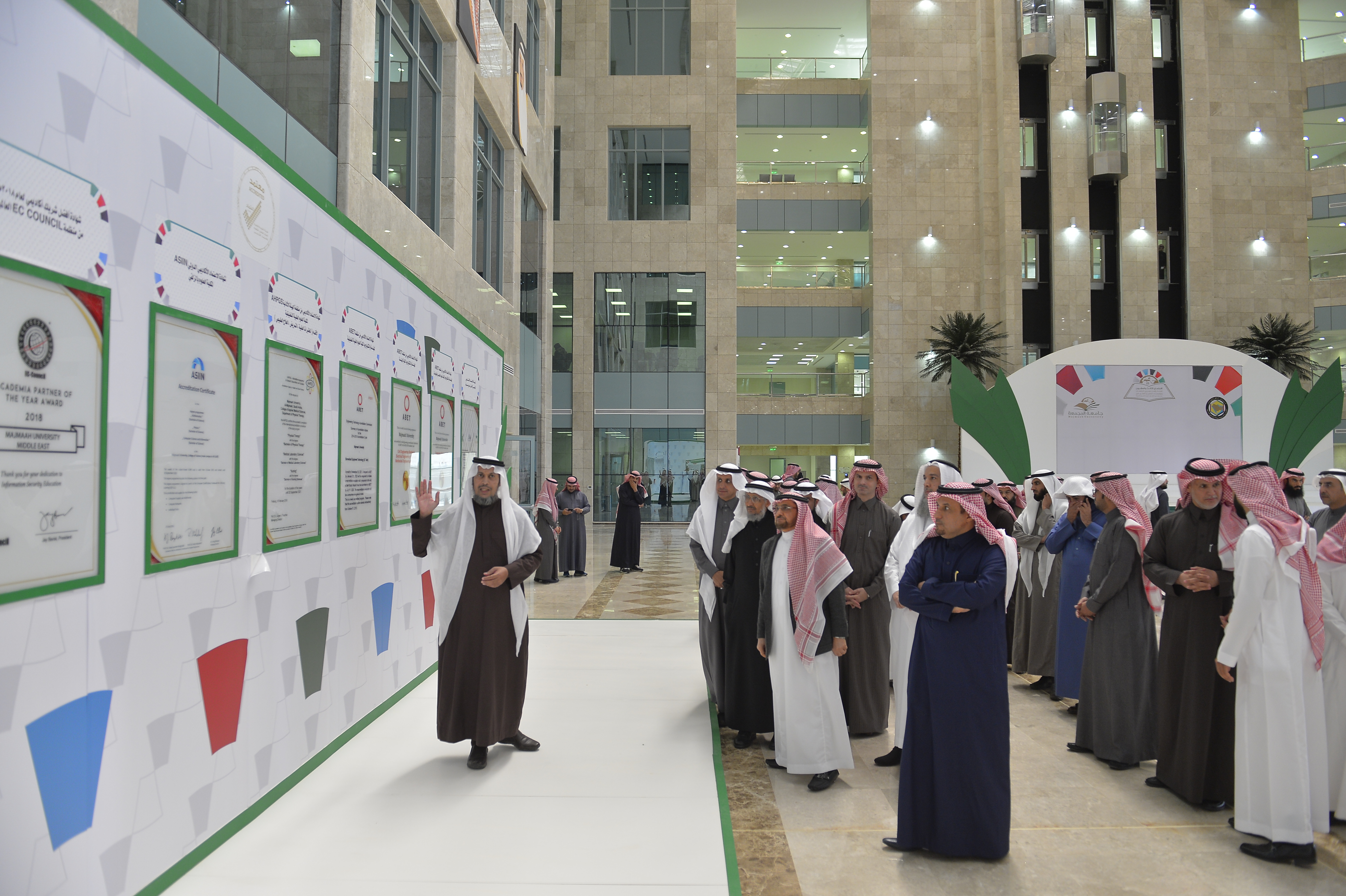 معالي رئيس جامعة المعرفة والوفد المرافق له يزورون الجامعة