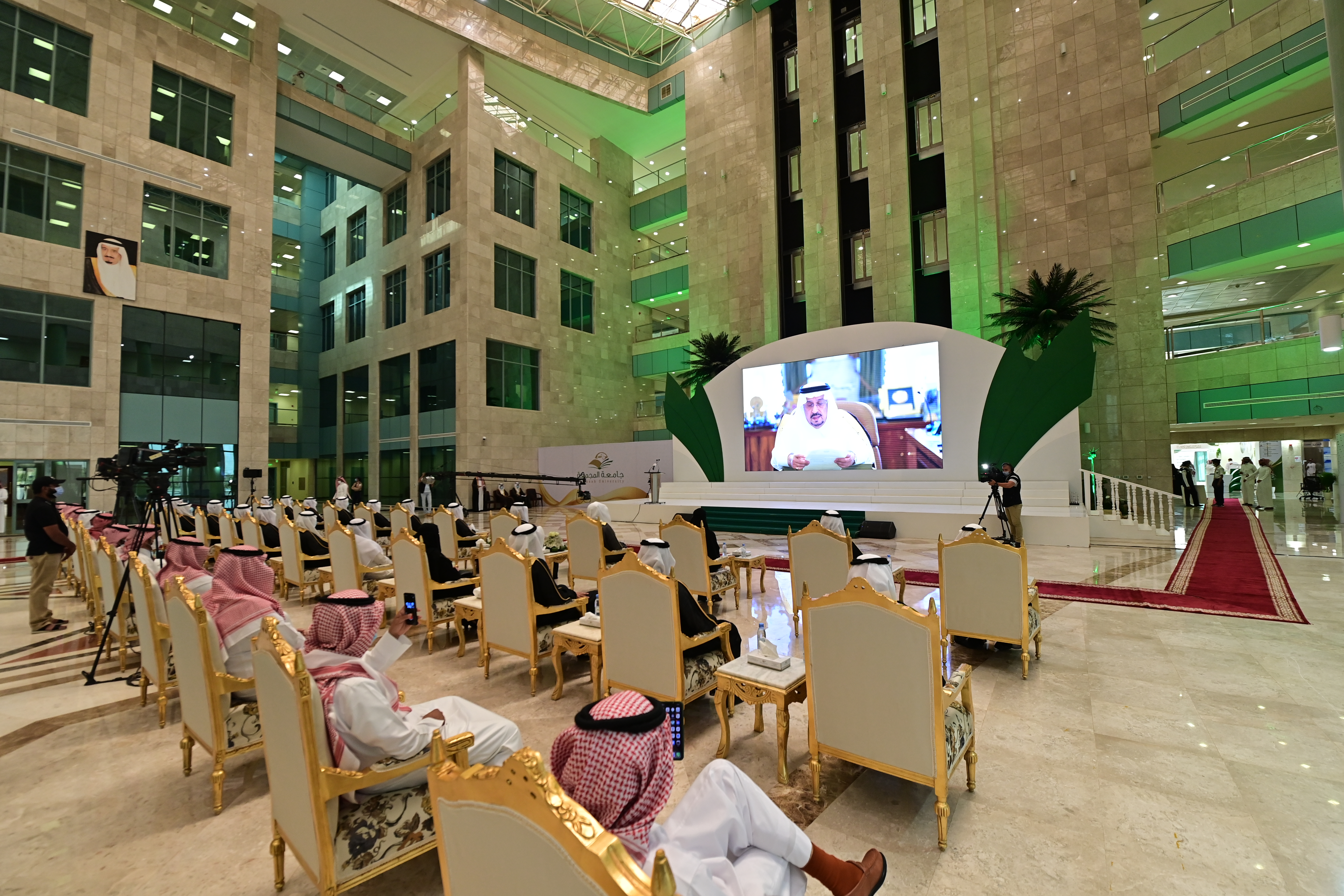 الجامعة تقيم حفل تخريج الدفعة الحادية عشرة والثانية عشرة من…