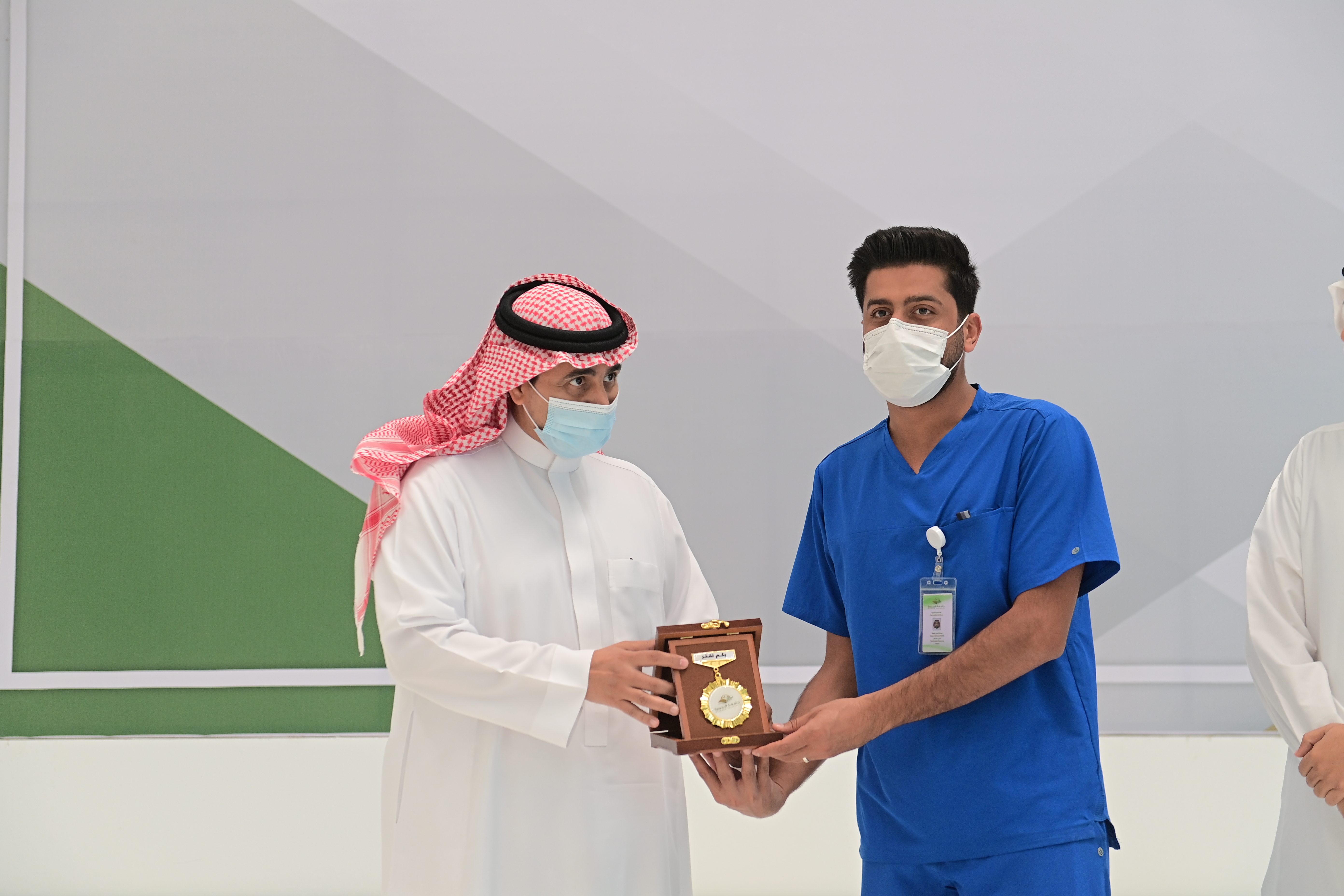 سعادة رئيس الجامعة يكرم العاملين في مركز اللقاحات الخاص بالخ…