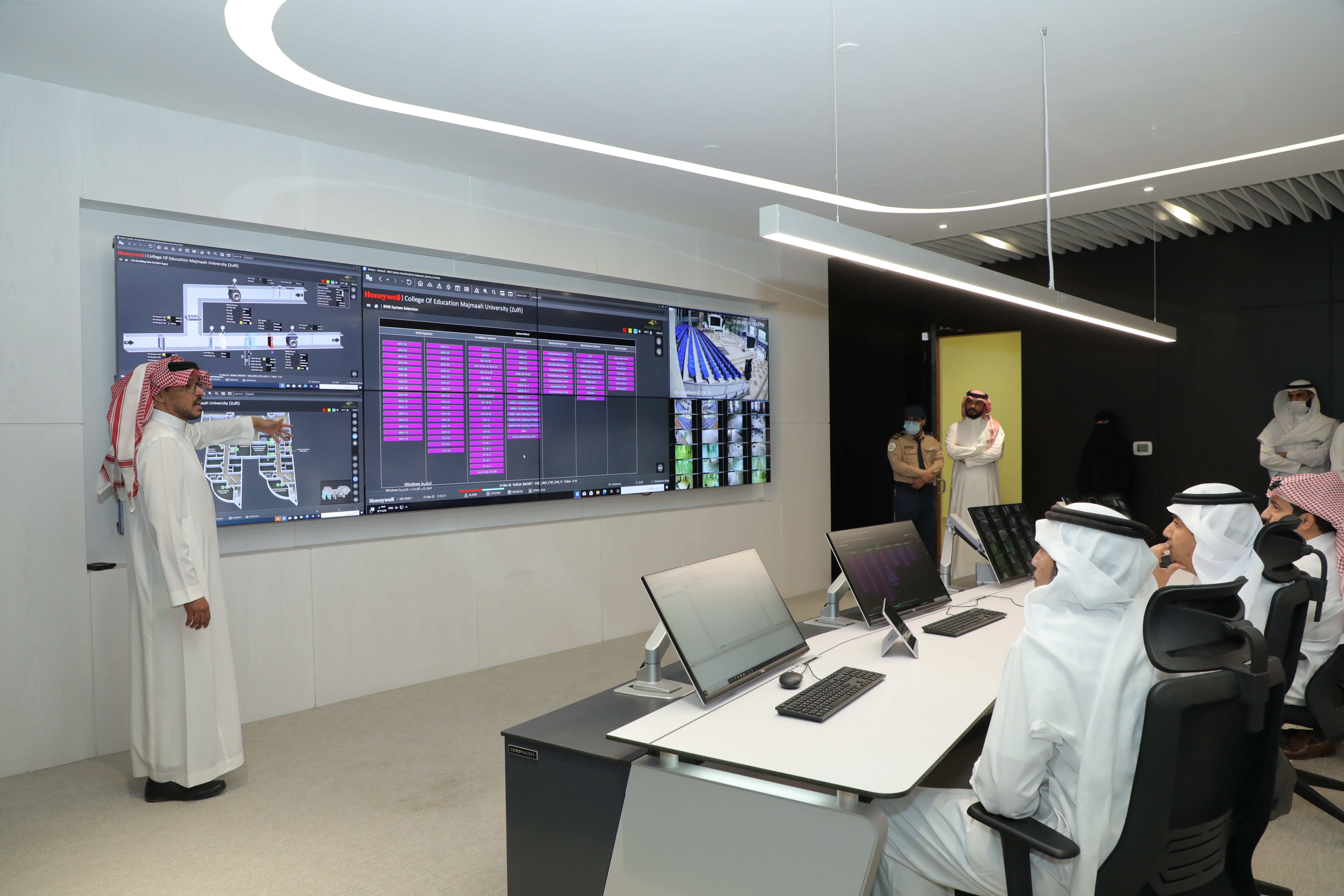 سعادة رئيس الجامعة يدشن مركز جامعة المجمعة لإدارة التحكم بال…
