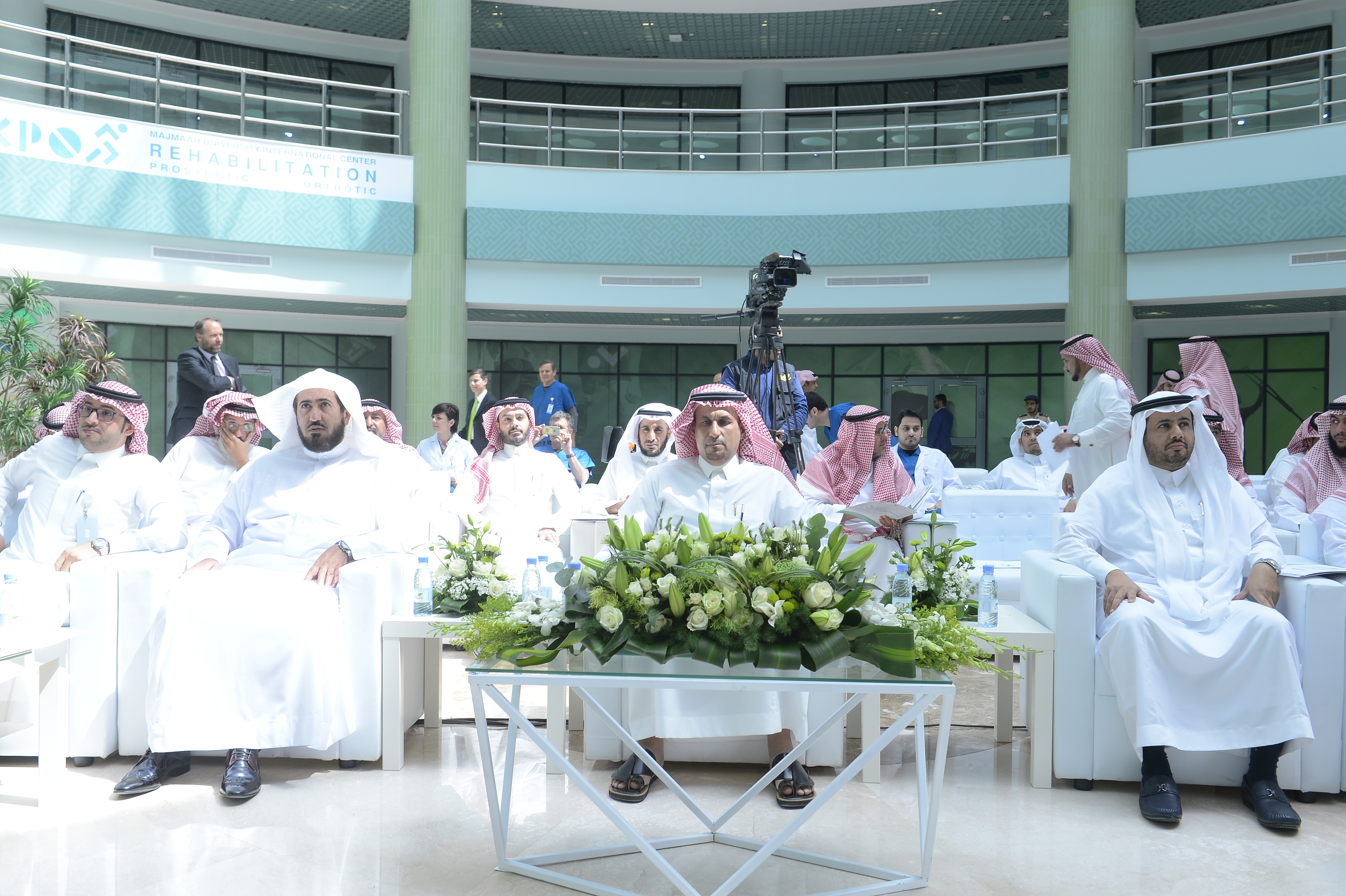 معالي مدير الجامعة يطلق خدمات مركز جامعة المجمعة الدولي لتقن…