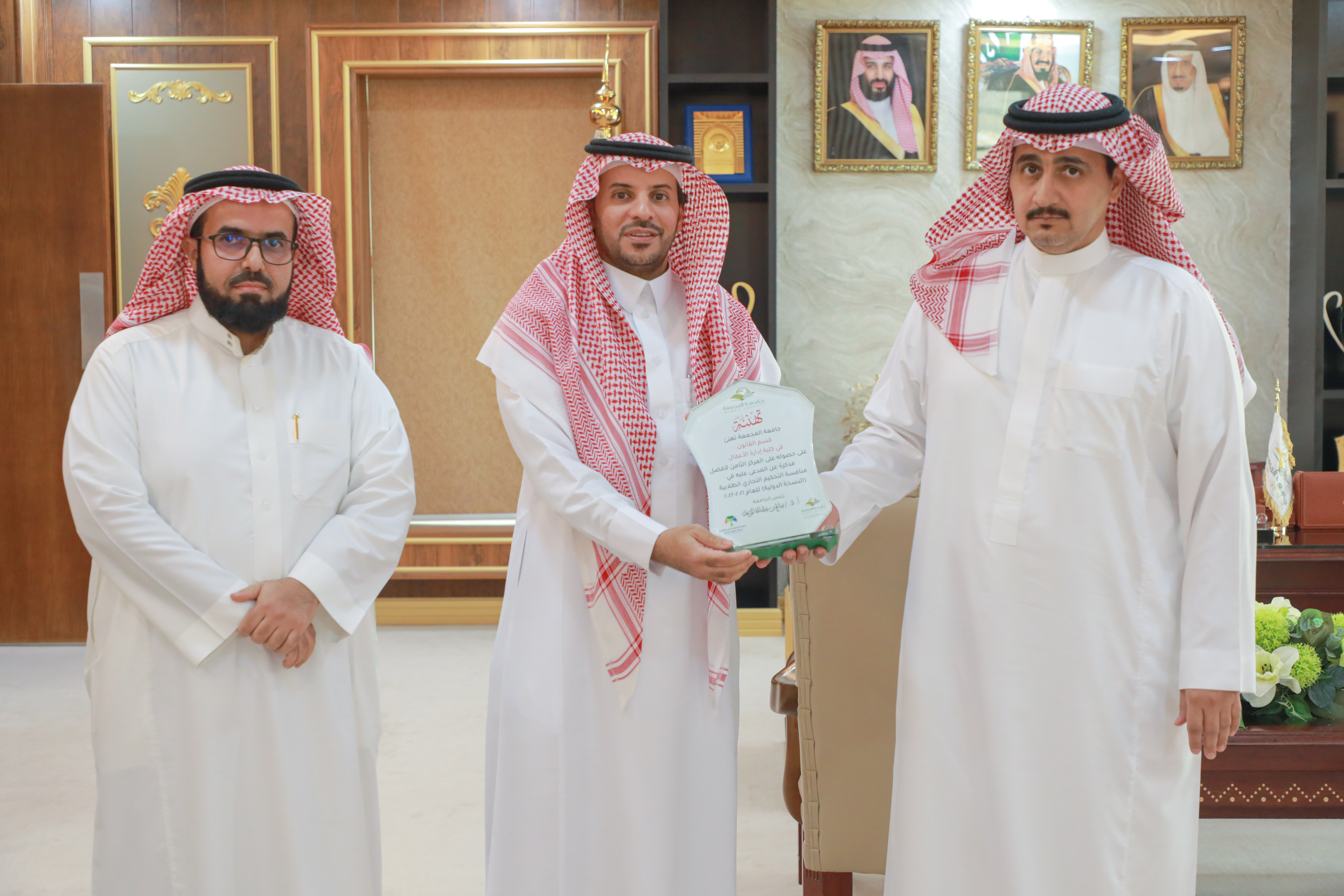 فريق من طلاب الجامعة يحقق مركزاً متقدماً في منافسة التحكيم ا…