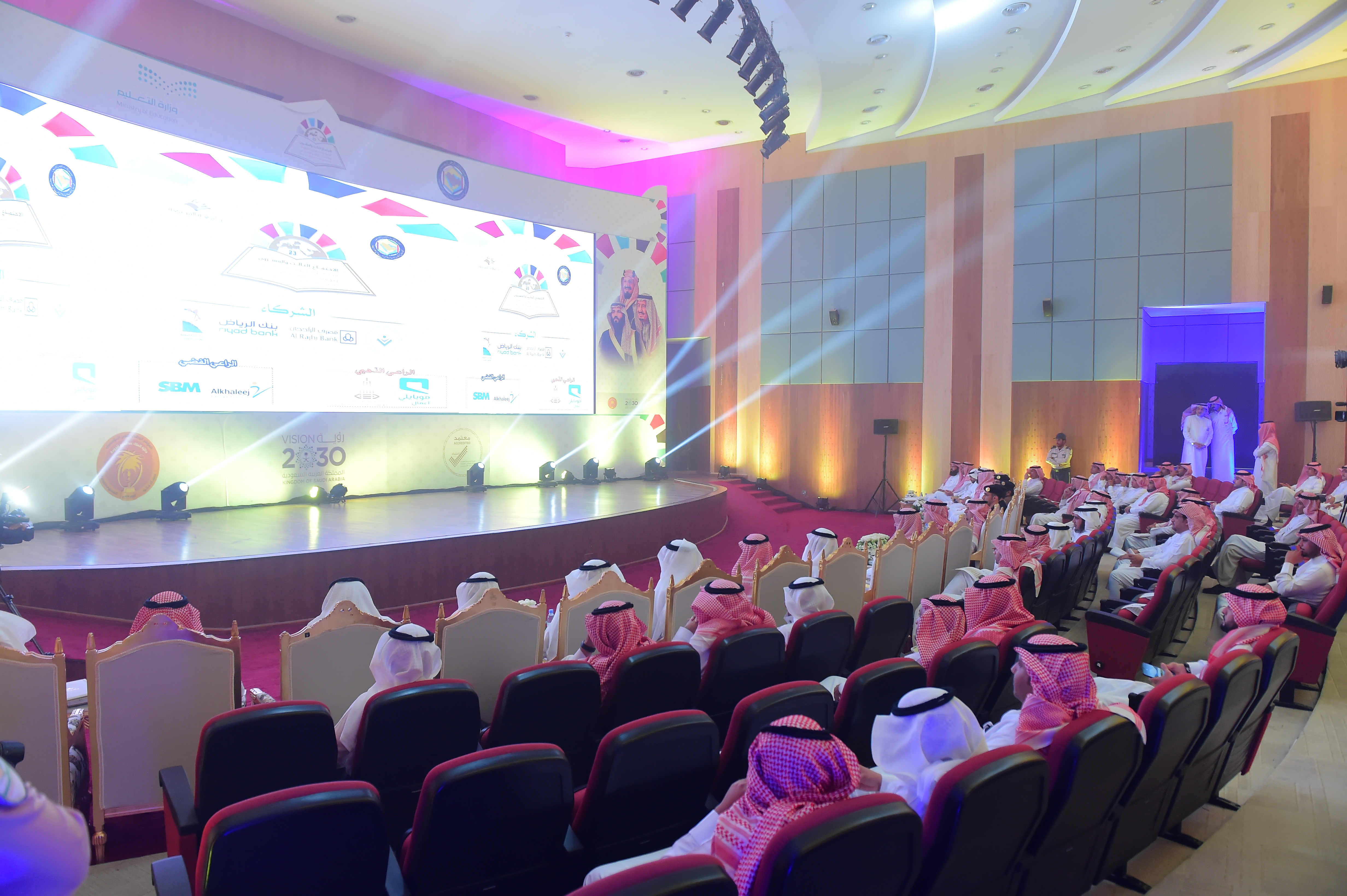 الإدارة العامة للعلاقات والإعلام الجامعي تقيم حفلَ تكريمٍ لل…