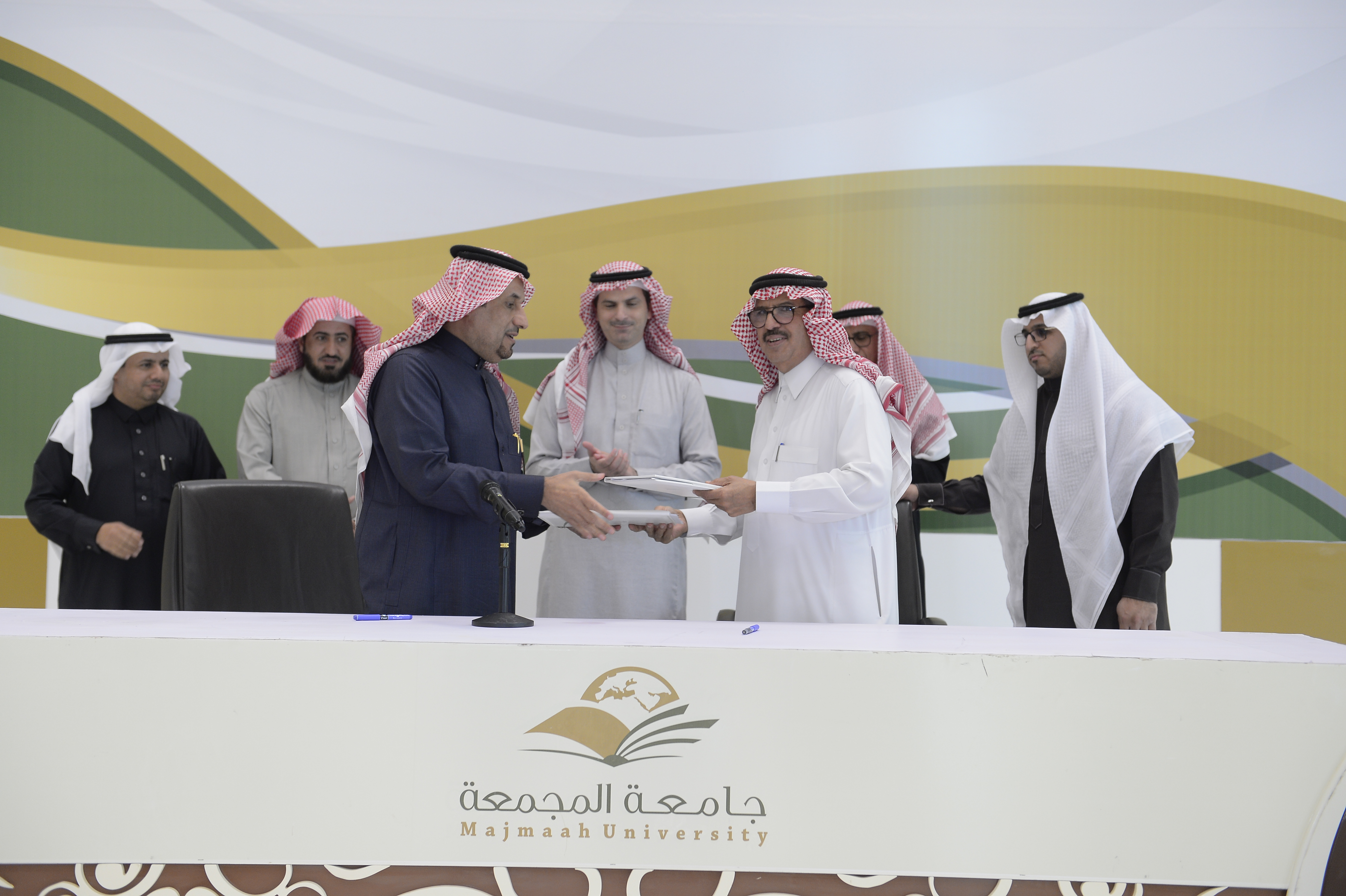 مدير جامعة الحدود الشمالية يزورالجامعة ويوقع اتفاقية تعاون