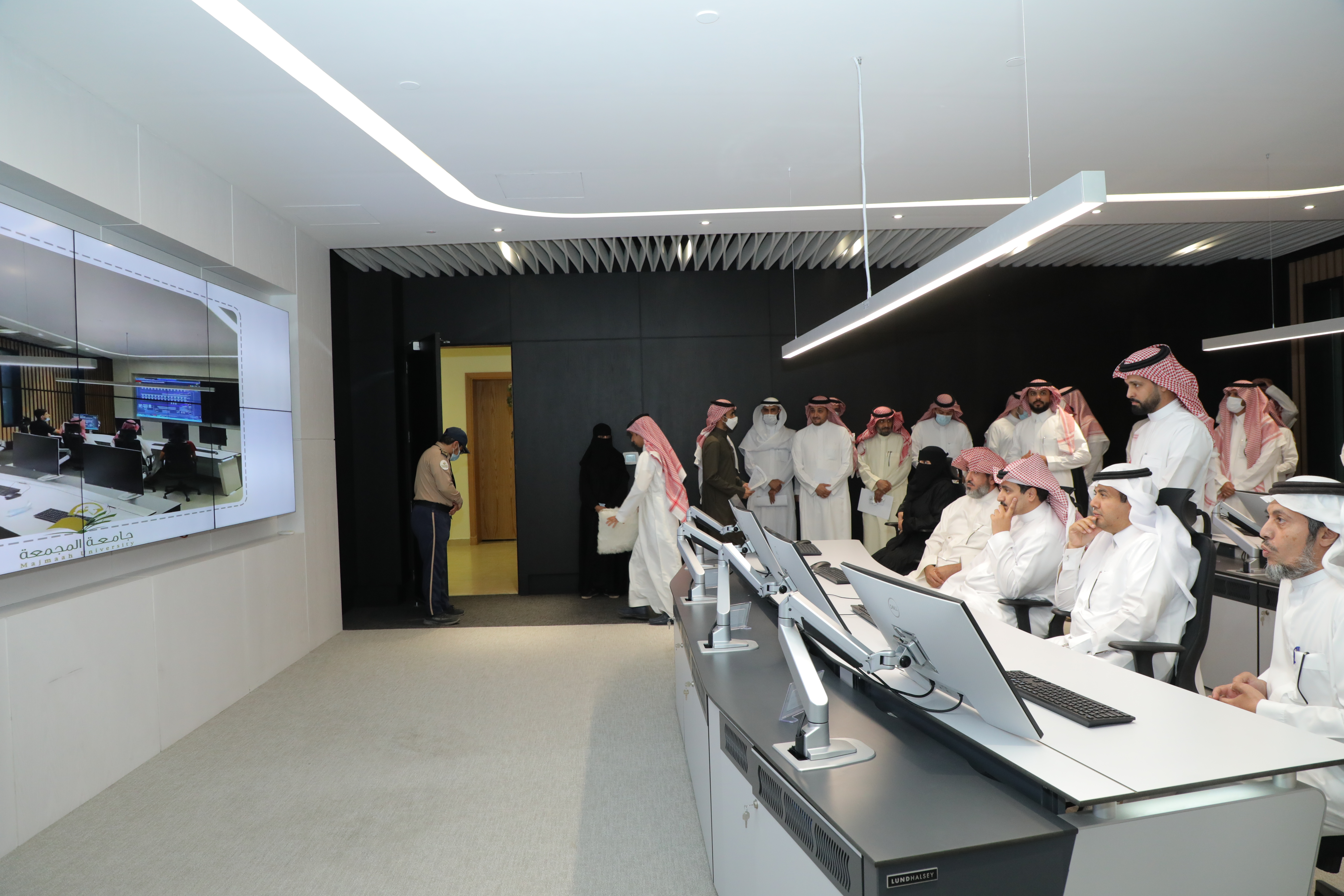 سعادة رئيس الجامعة يدشن مركز جامعة المجمعة لإدارة التحكم بال…