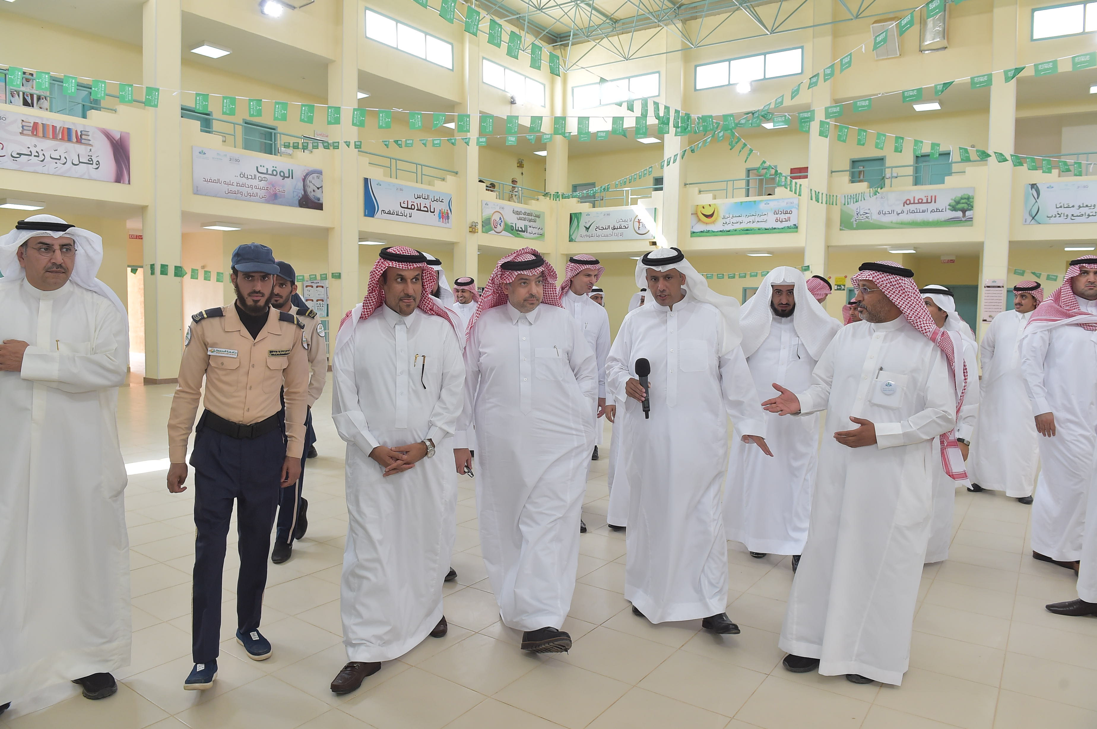 معالي مدير الجامعة الإسلامية السابق يزور جامعة المجمعة