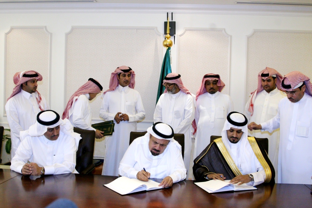 توقيع معالي وزير التعليم العالي عقد إنشاء مبنى إدارة الجامعة…