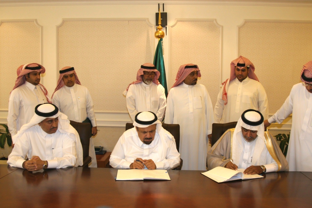 توقيع معالي وزير التعليم العالي عقد إنشاء مبنى إدارة الجامعة…