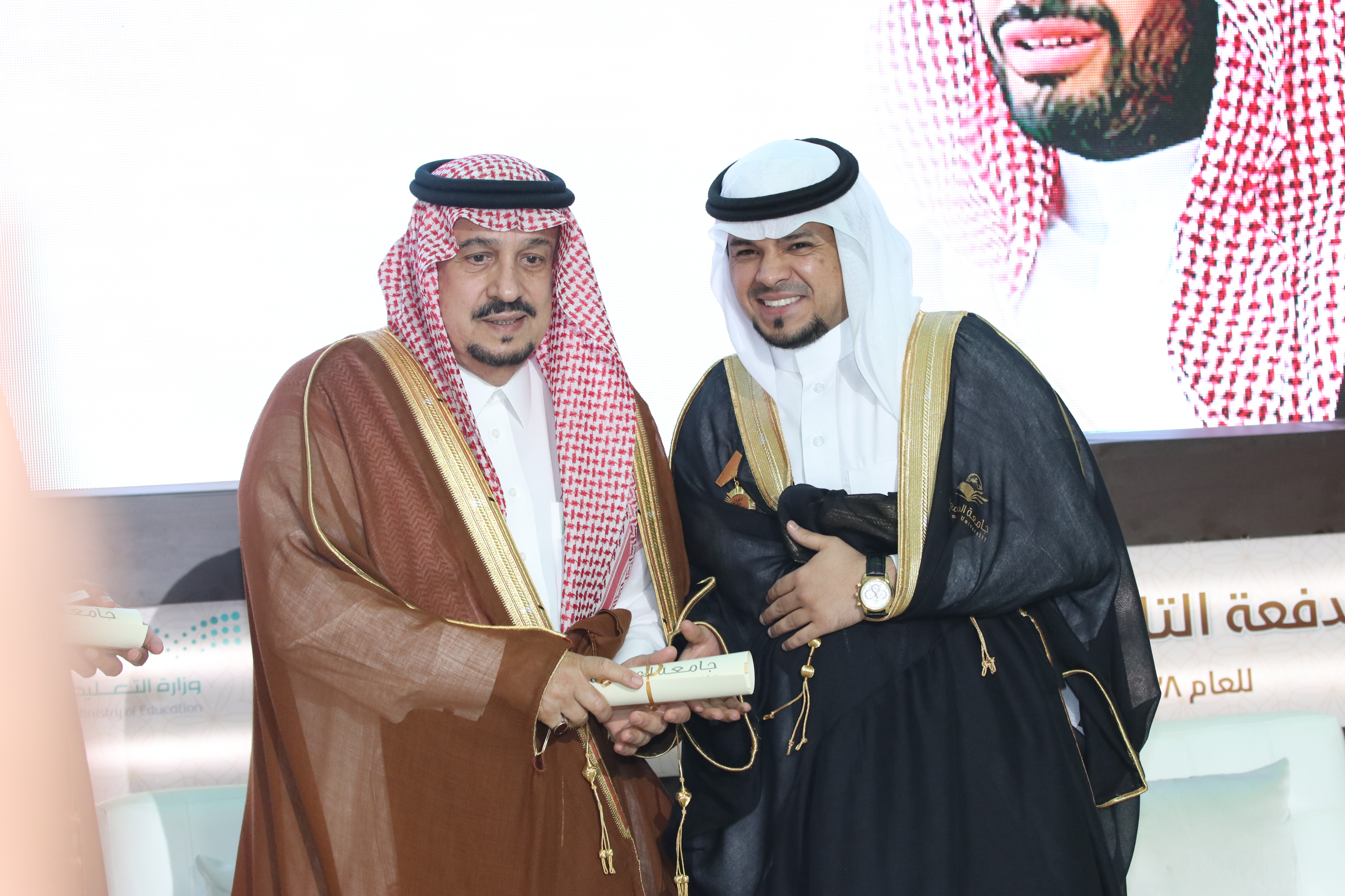الجامعة تقيم حفل تخريج الدفعة التاسعة من طلابها وجائزتها لخد…