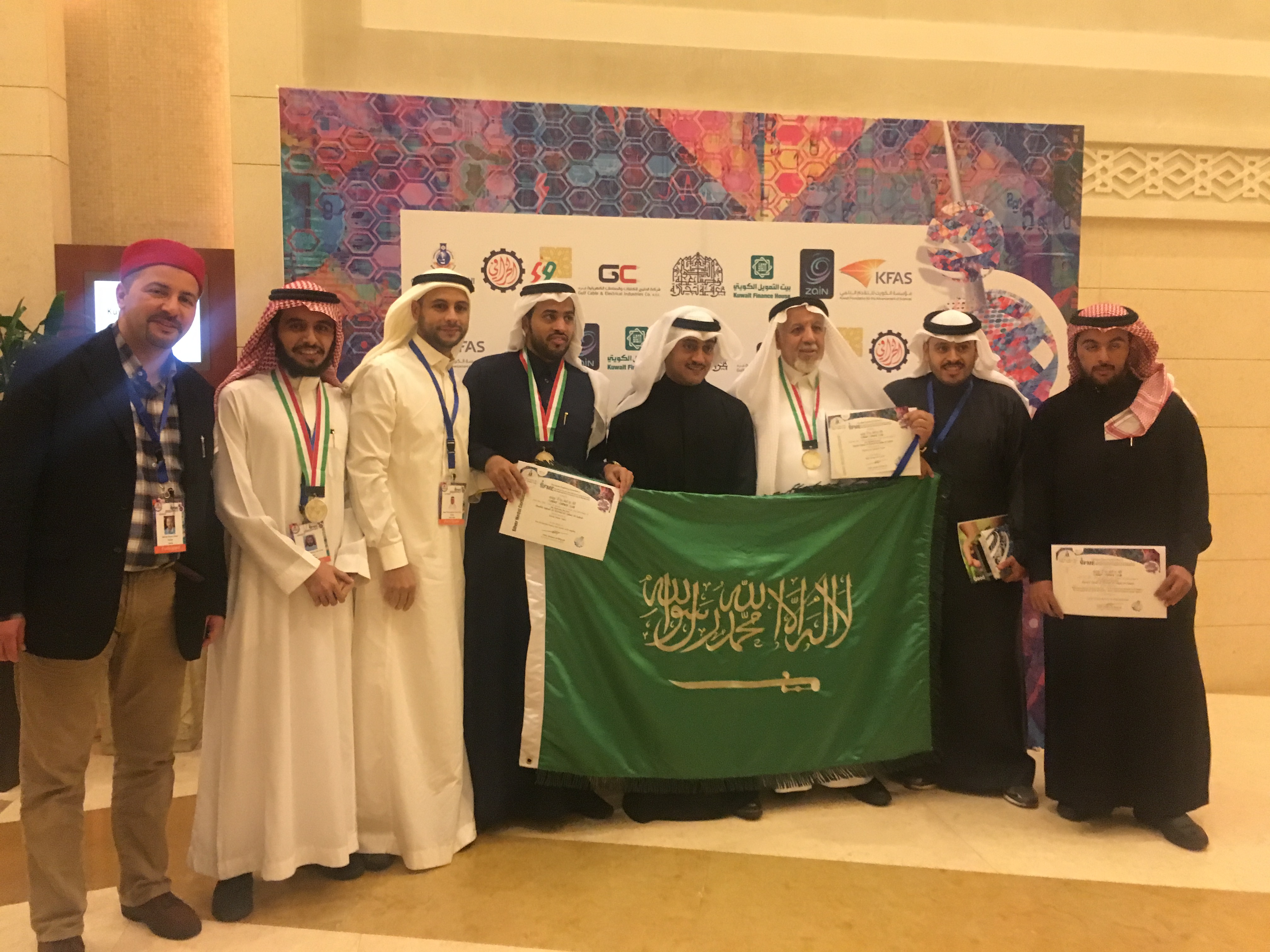 الجامعة تحصل على الميدالية الذهبية مع مرتبة الشرف الأولى عل…