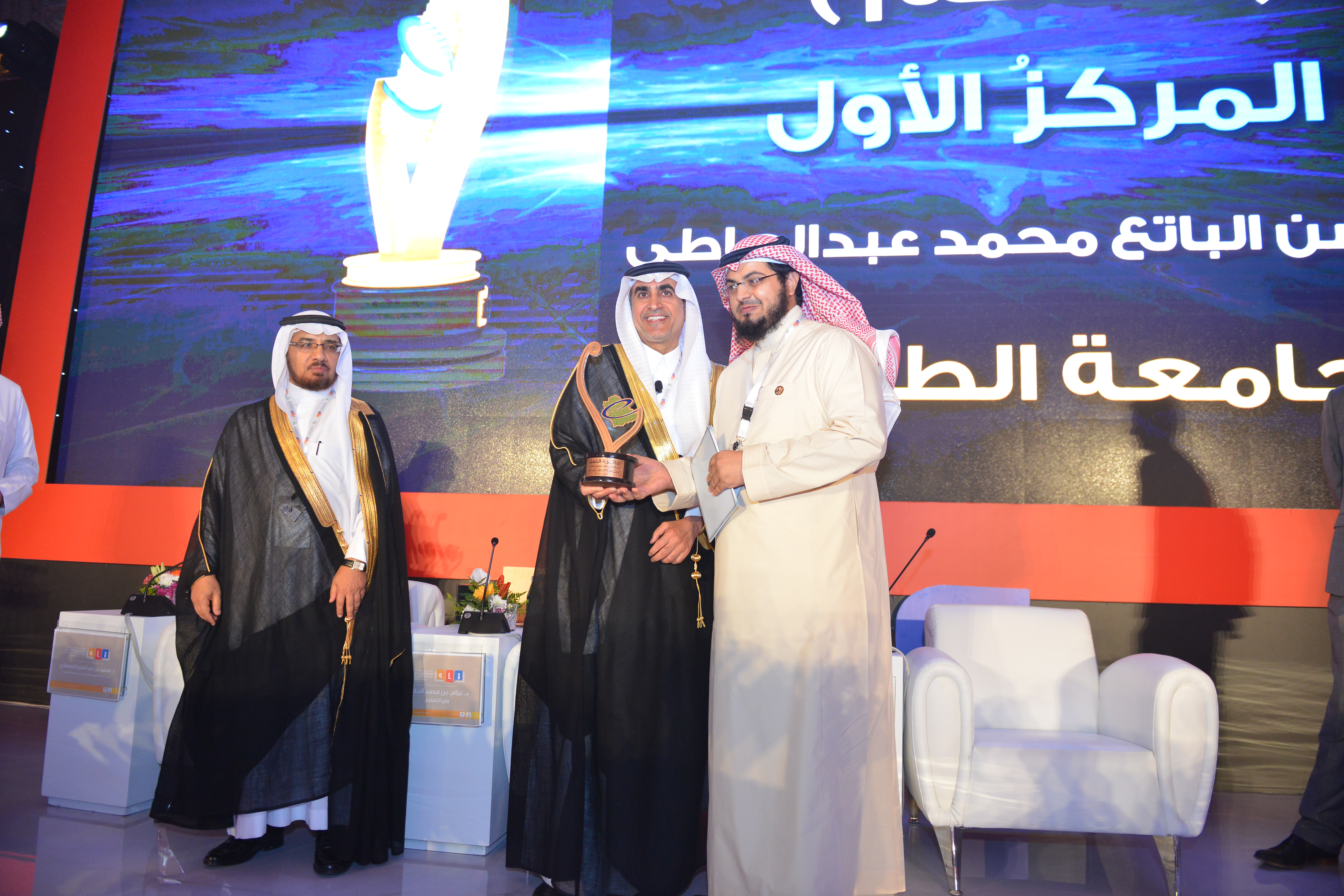 الجامعة تحقق جائزة التميز في التعليم في فرع استخدام الشبكات…