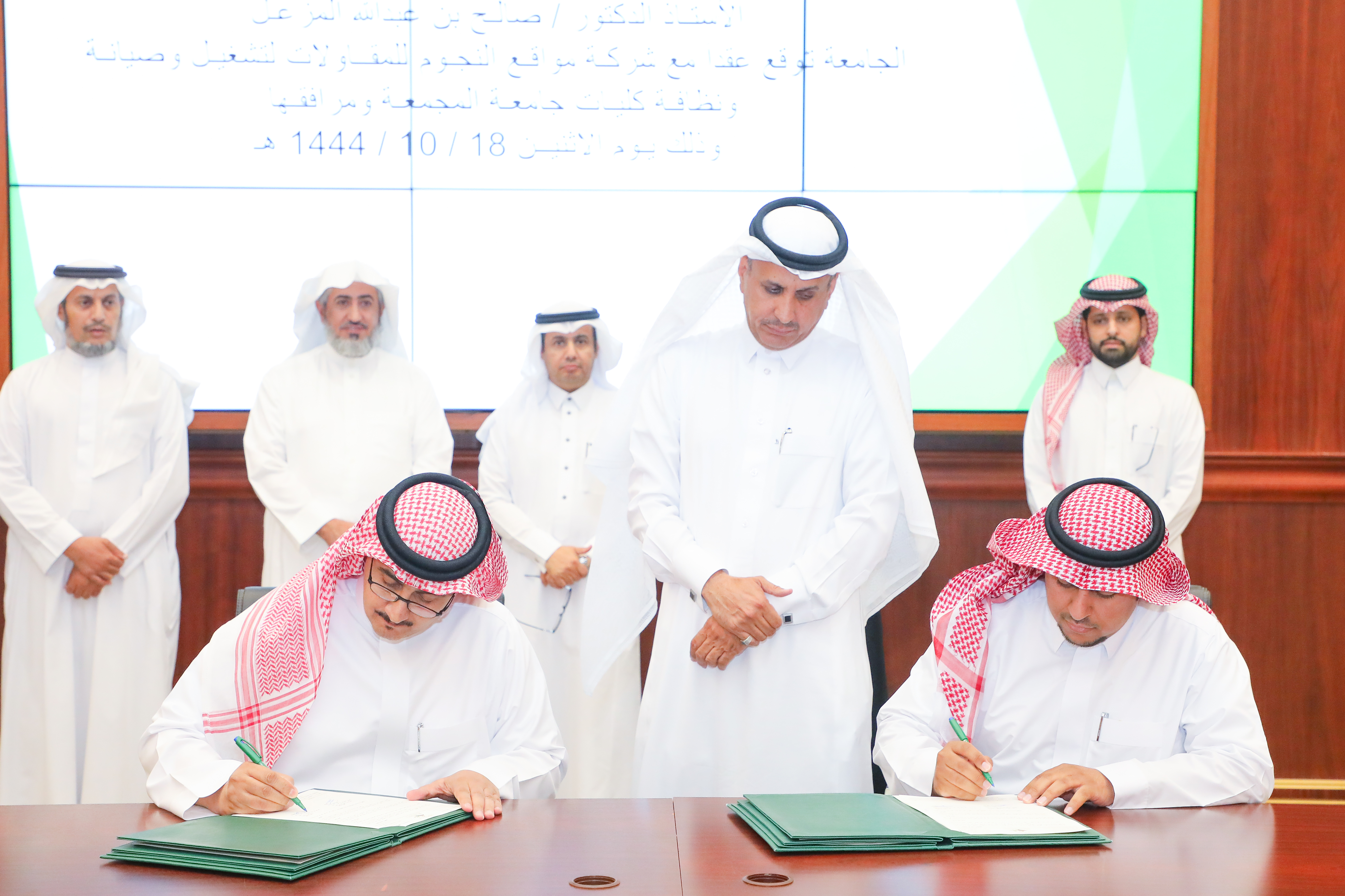الجامعة توقع أربعة عقود تشغيلية ، وذلك لاستكمال مسيرتها التع…
