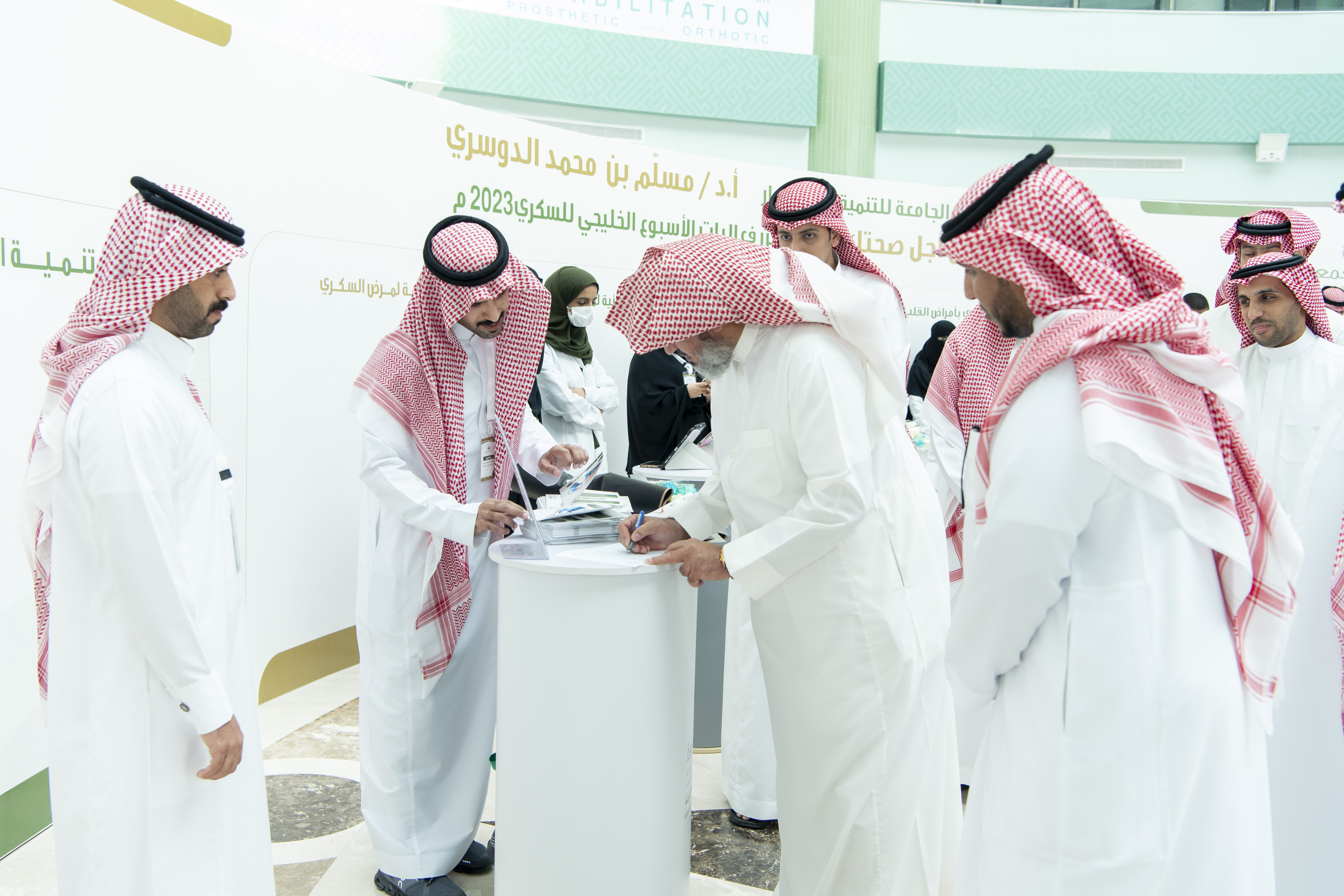 سعادة وكيل الجامعة للتنمية والإستثمار يفتتح فعاليات معرض من (أجل صحتك)