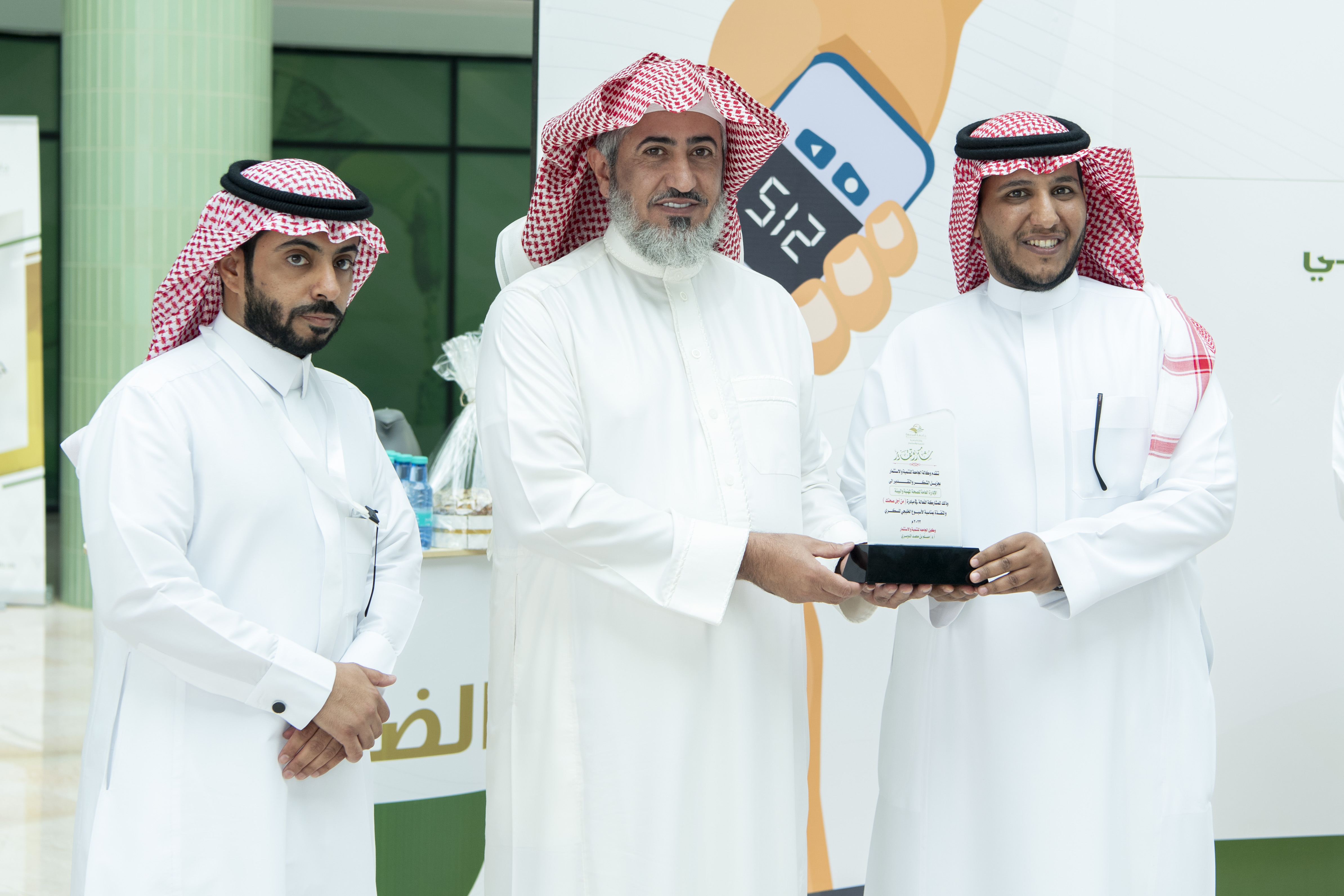 سعادة وكيل الجامعة للتنمية والإستثمار يفتتح فعاليات معرض من (أجل صحتك)