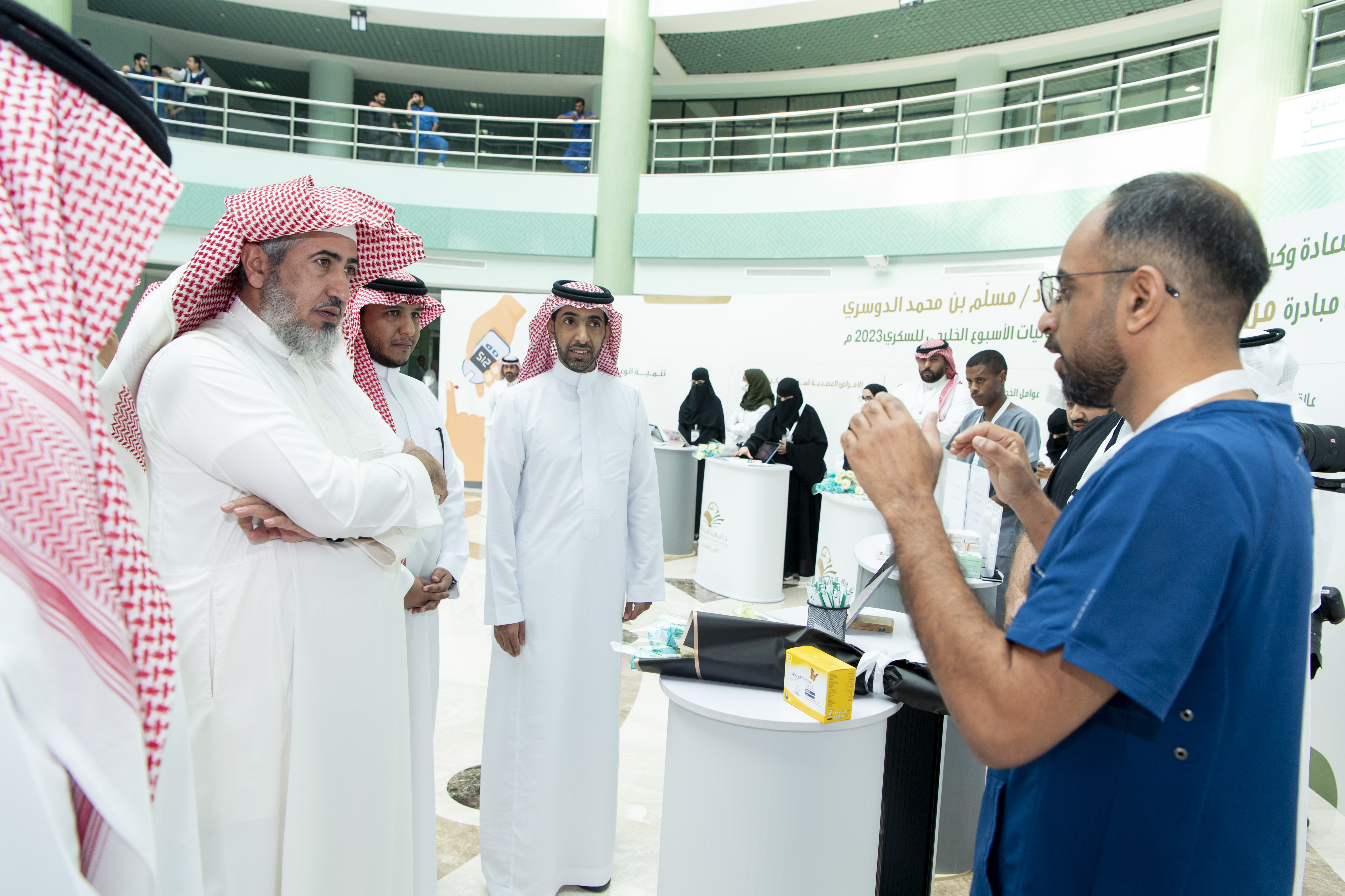 سعادة وكيل الجامعة للتنمية والإستثمار يفتتح فعاليات معرض من (أجل صحتك)