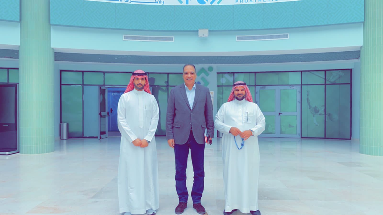 على هامش المؤتمر الدولي الجامعات وأهداف التنمية المستدامة ٢٠٣٠ عدد من المتحدثين والمشاركين يقومون بزيارة لمركز التأهيل الطبي والاطراف الاصطناعية
