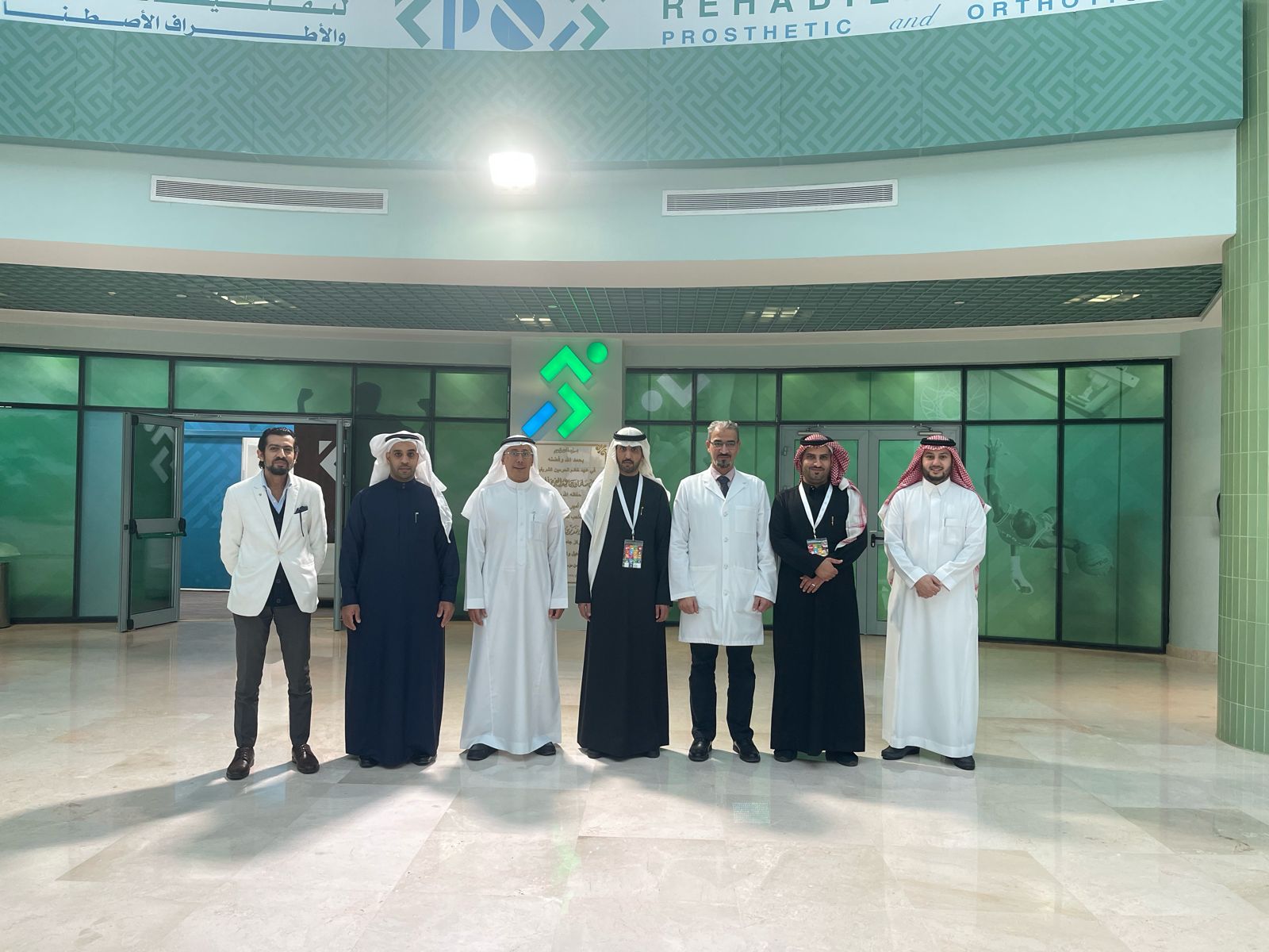 على هامش المؤتمر الدولي الجامعات وأهداف التنمية المستدامة ٢٠٣٠ عدد من المتحدثين والمشاركين يقومون بزيارة لمركز التأهيل الطبي والاطراف الاصطناعية