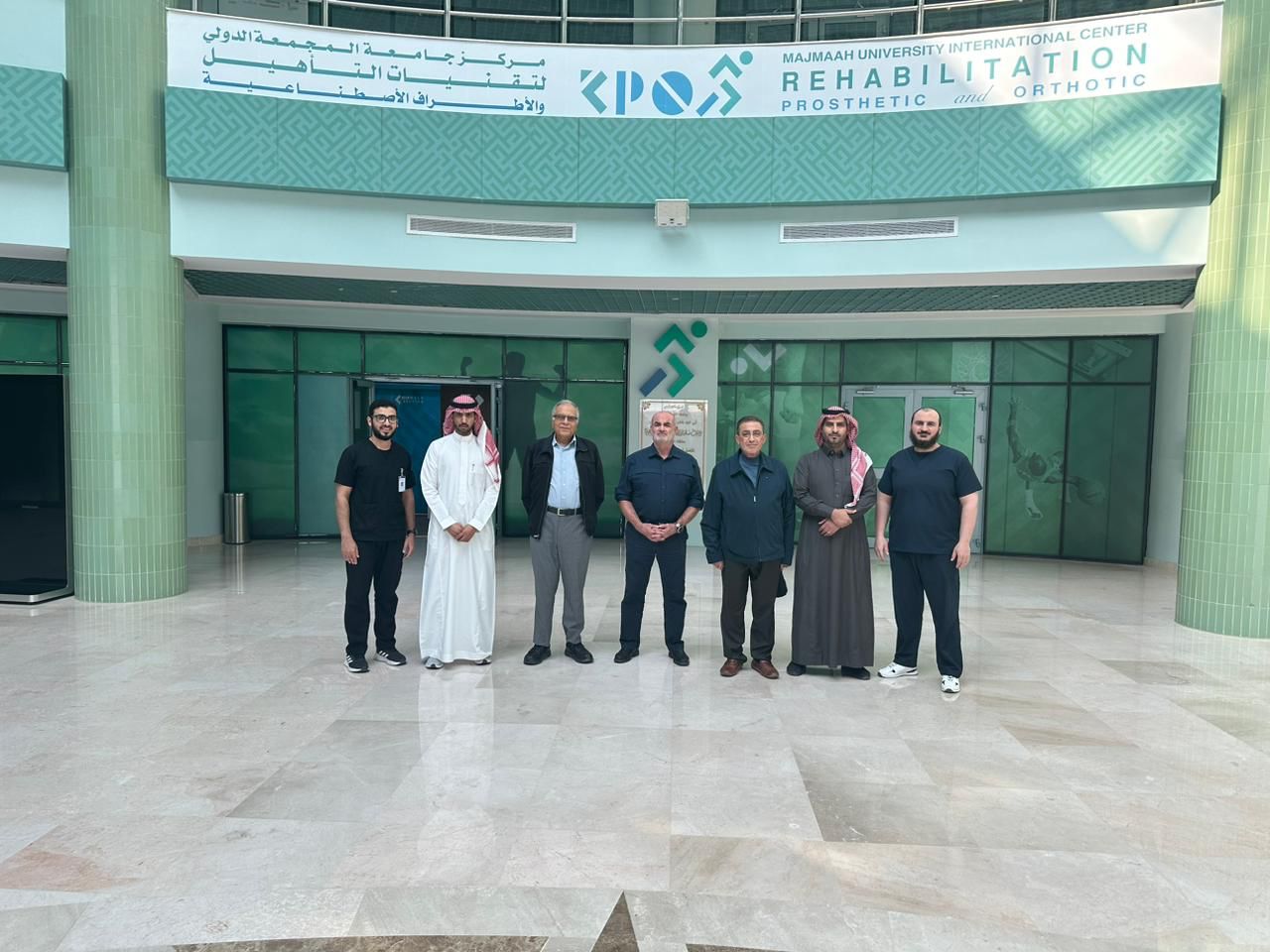 على هامش المؤتمر الدولي الجامعات وأهداف التنمية المستدامة ٢٠٣٠ عدد من المتحدثين والمشاركين يقومون بزيارة لمركز التأهيل الطبي والاطراف الاصطناعية