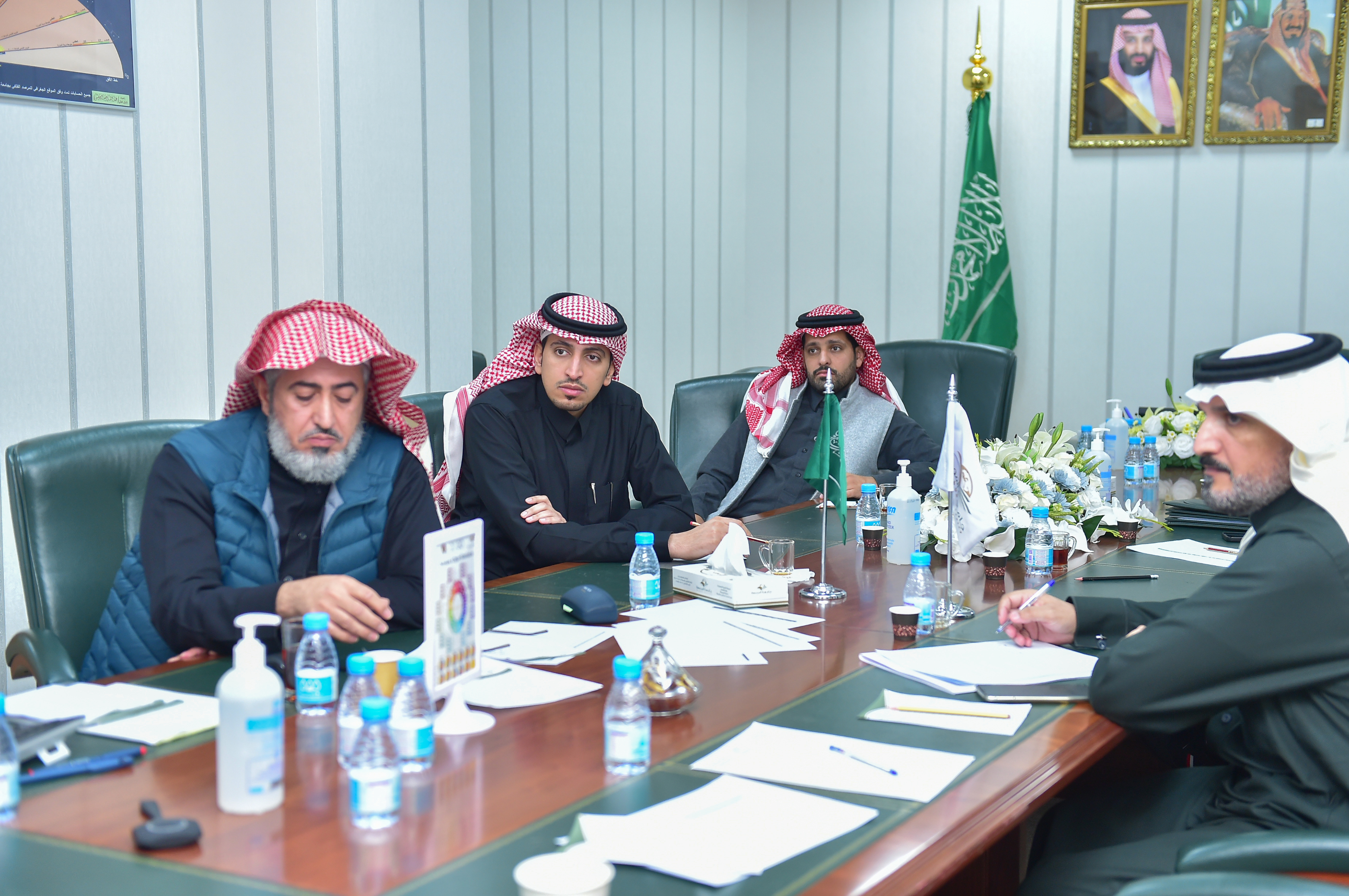 برئاسة وكيل الجامعة للتنمية والاستثمار فريق عمل الجامعة يشارك في ورشة عمل المشاريع وعقود التشغيل وآليه عملها المنفذة (عن بعد) من قبل وزارة التعليم