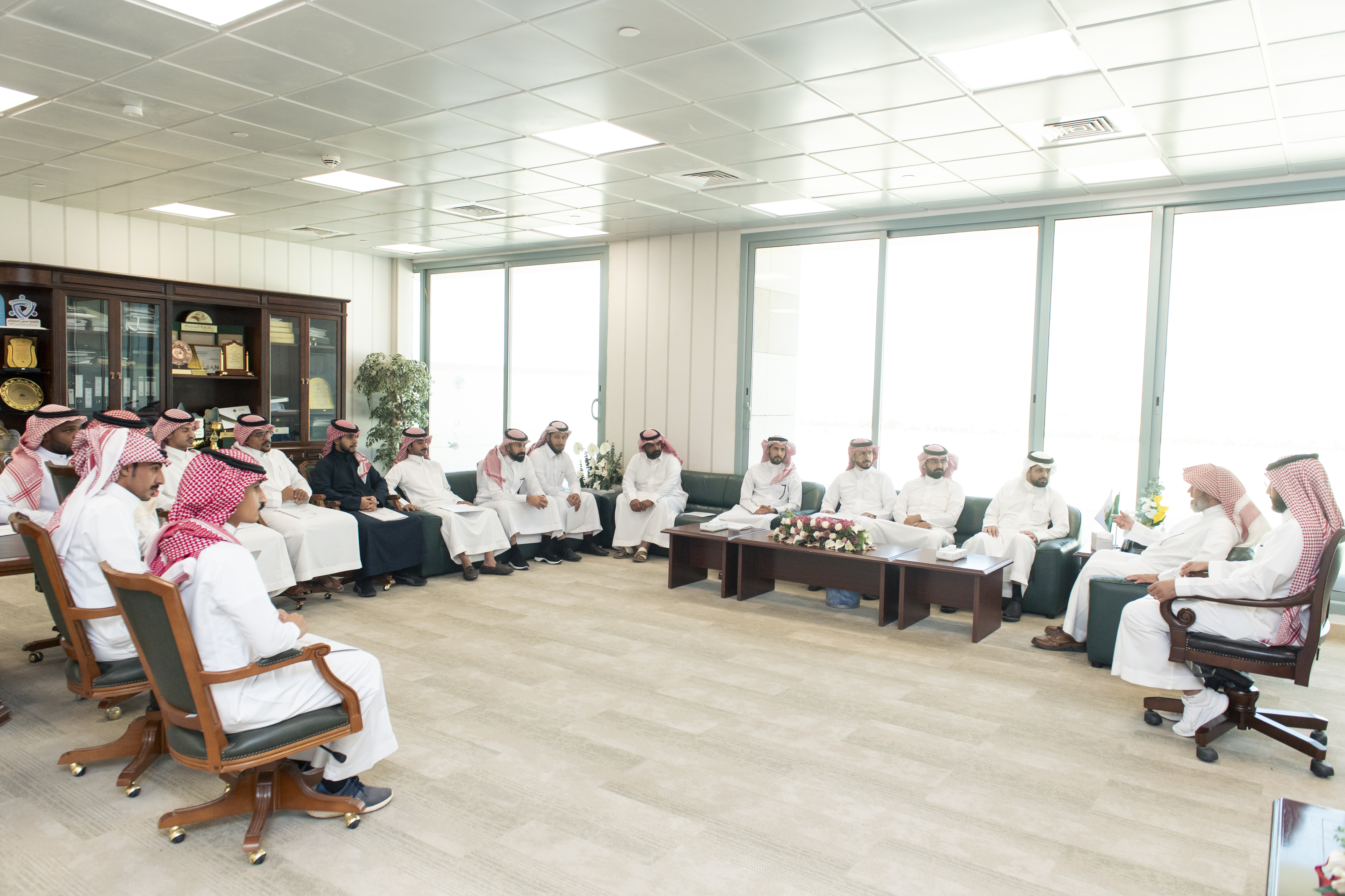 سعادة وكيل الجامعة يكرم عدد من منسوبي الإدارة العامة للمشروعات والتشغيل والصيانة