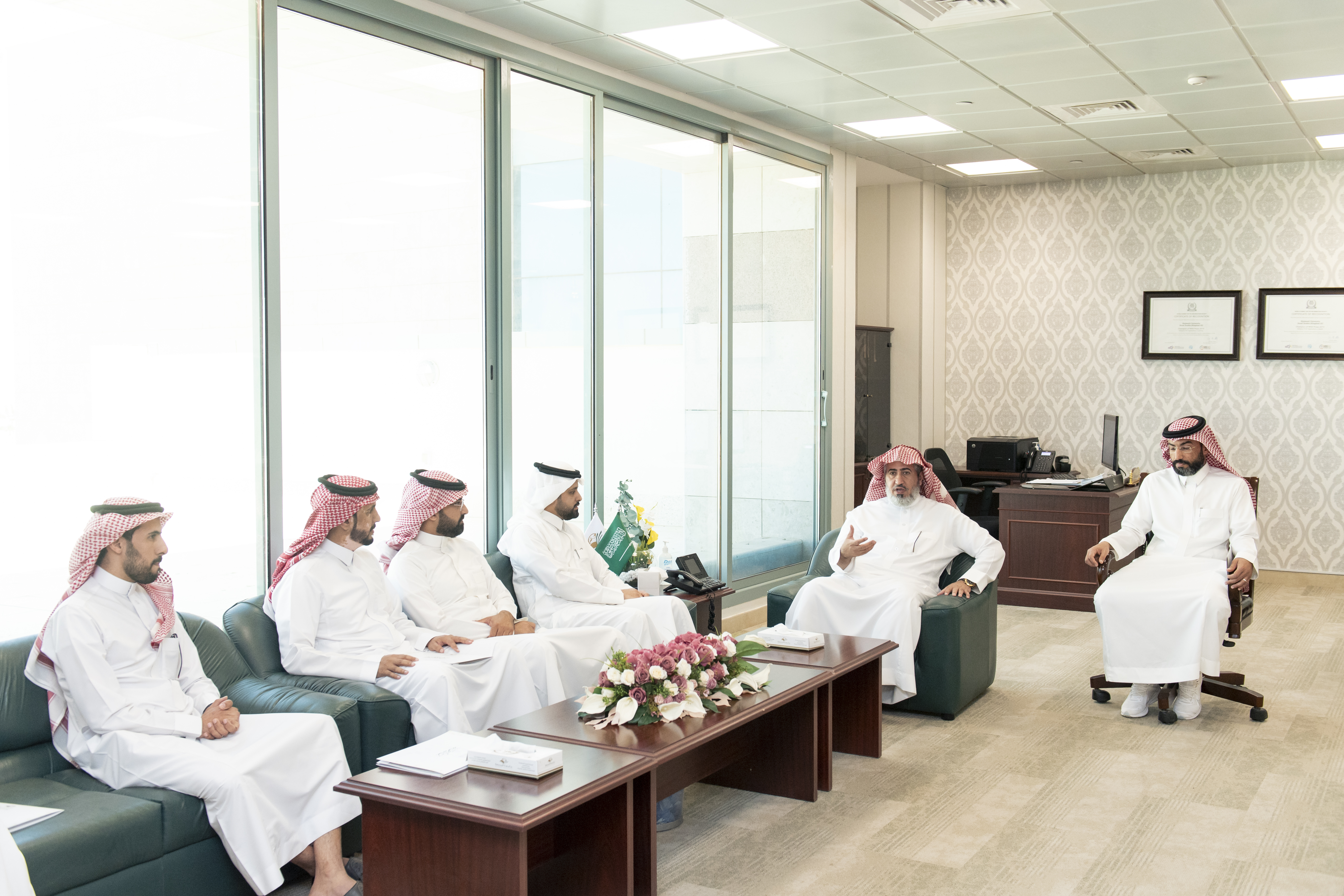 سعادة وكيل الجامعة يكرم عدد من منسوبي الإدارة العامة للمشروعات والتشغيل والصيانة