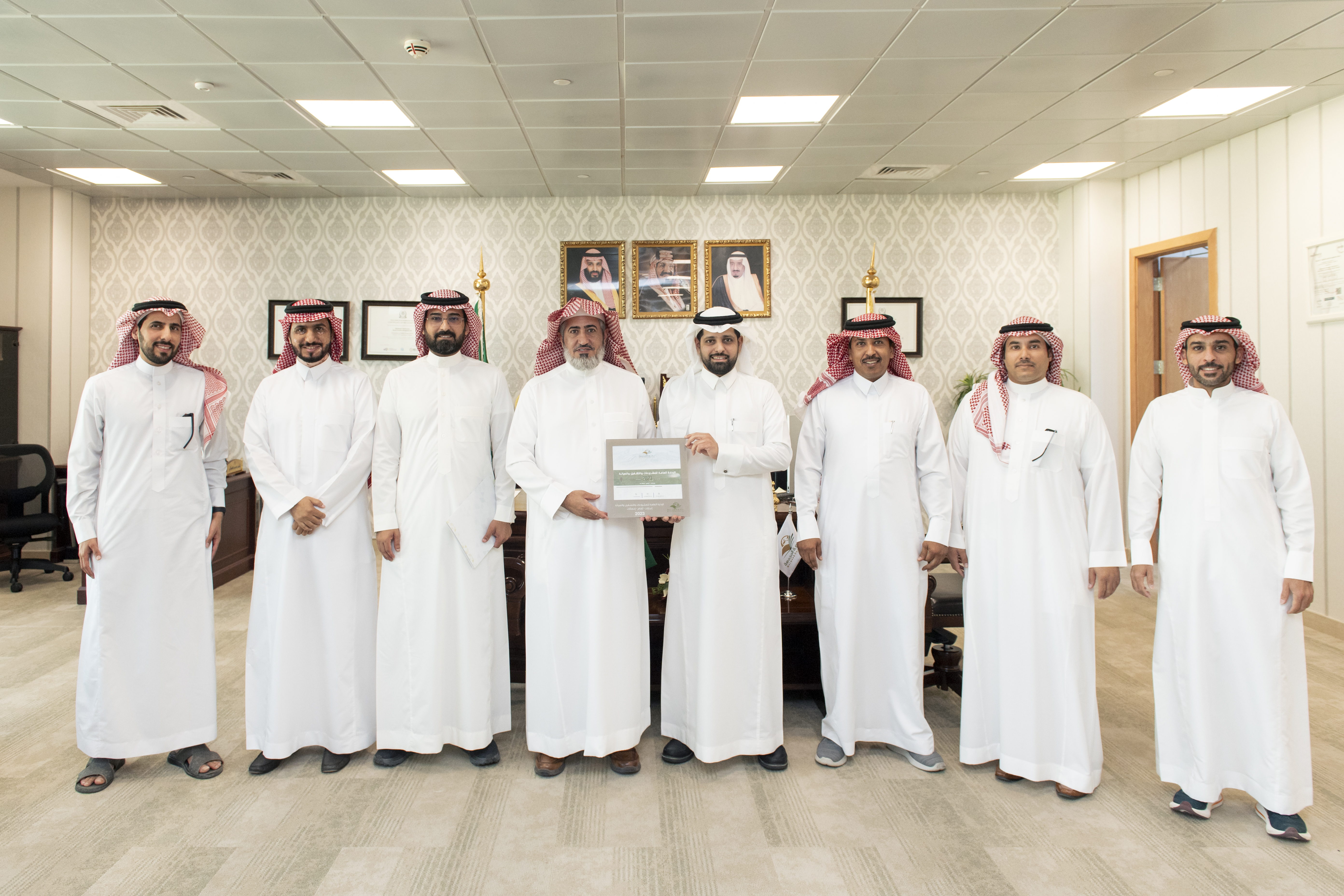 وكيل الجامعة للتنمية والاستثمار يتسلم تقريراً للادارة العامة للمشروعات والتشغيل والصيانة