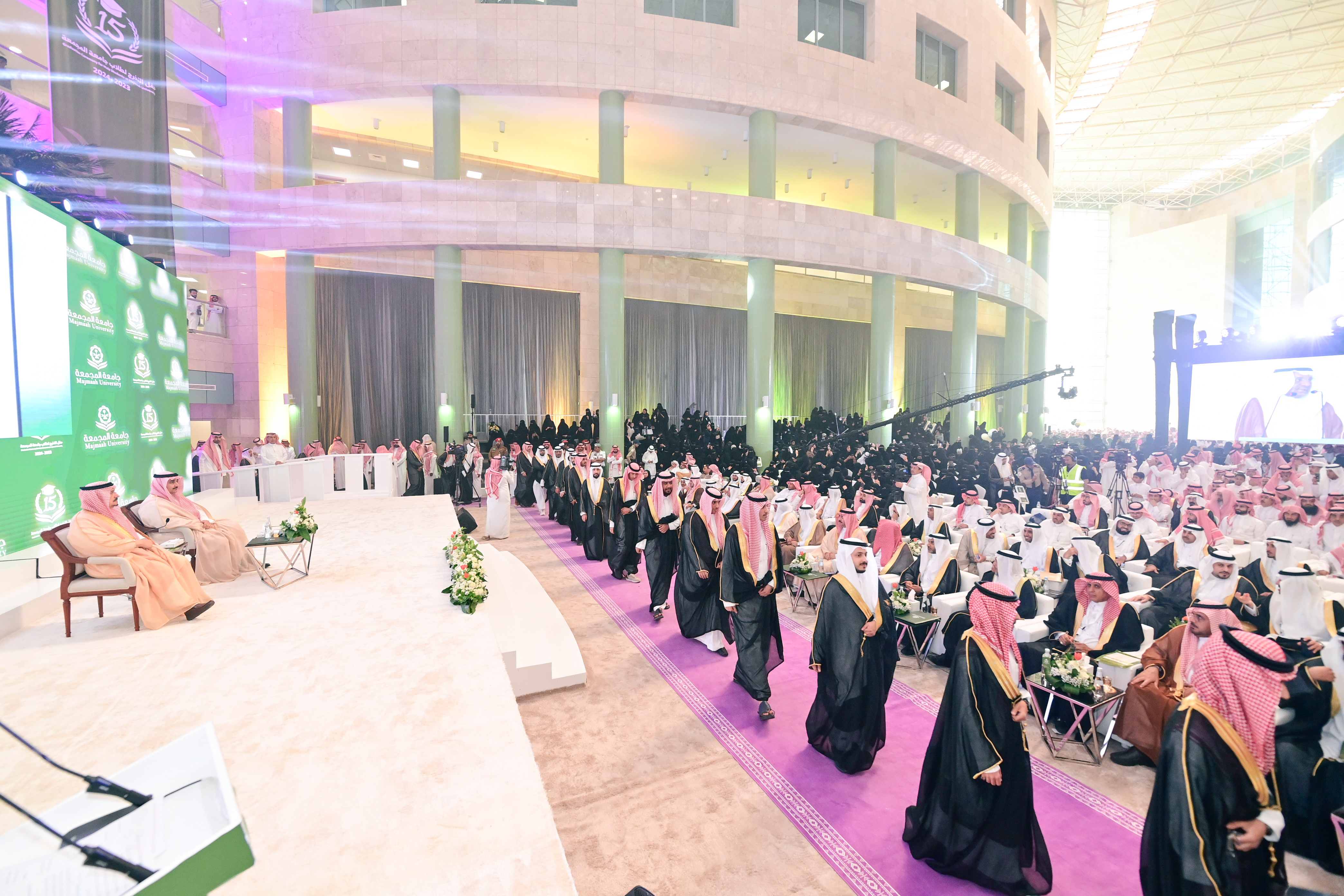 أمير منطقة الرياض يرعى حفل تخريج الدفعة الخامسة عشرة من طلبة الجامعة .