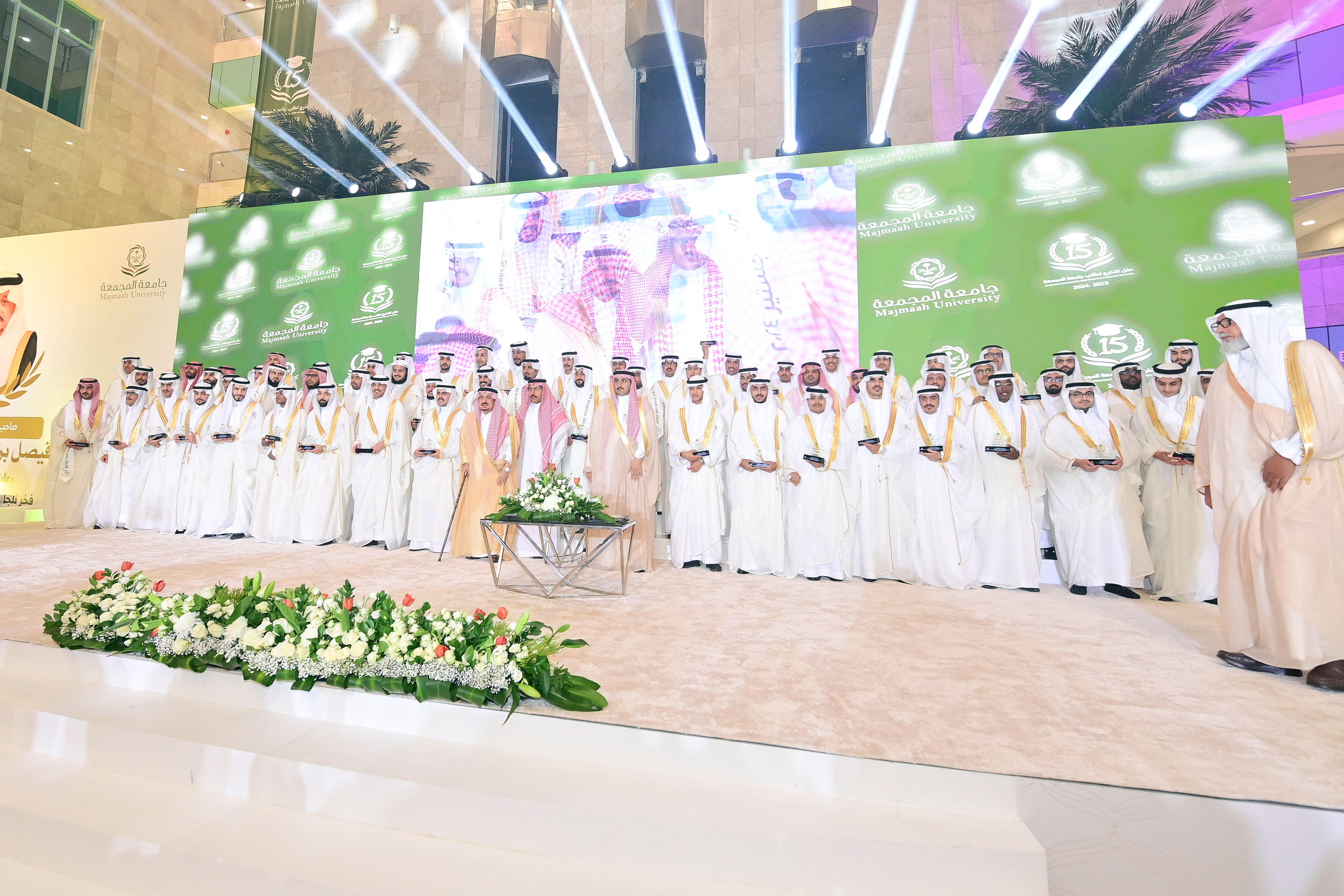 أمير منطقة الرياض يرعى حفل تخريج الدفعة الخامسة عشرة من طلبة الجامعة .