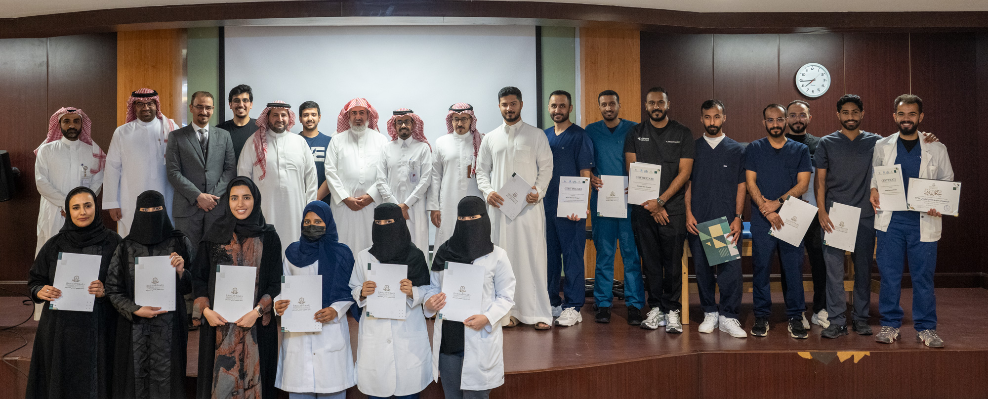 وكيل الجامعة للتنمية والاستثمار يحضر ختام برنامج اساسيات علاج الطب التقويمي
