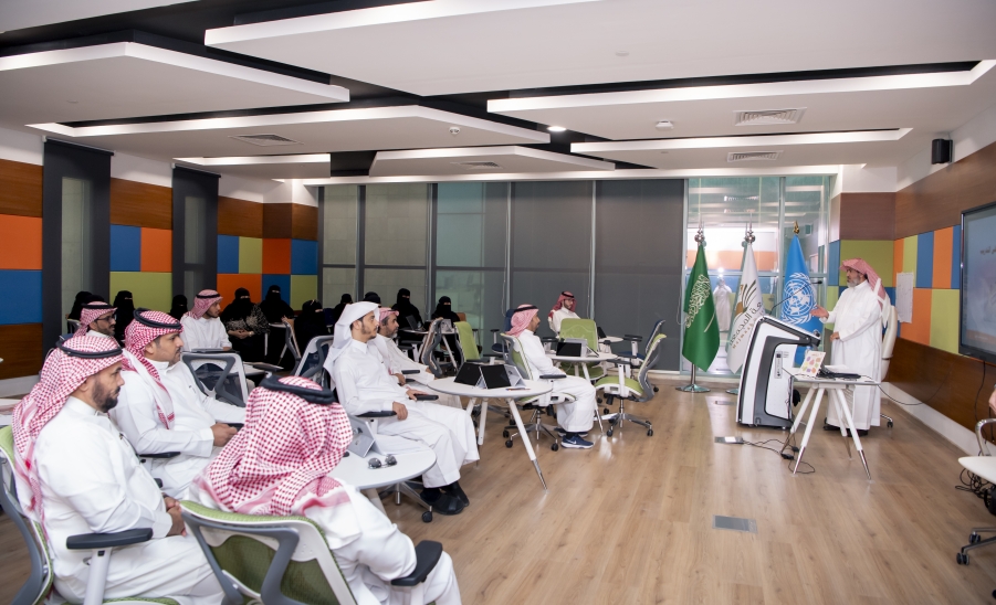 وكيل جامعة المجمعة للتنمية والاستثمار يختتم البرنامج التدريبي " المنهج التطبيقي في قياس العائد على التدريب ROI "