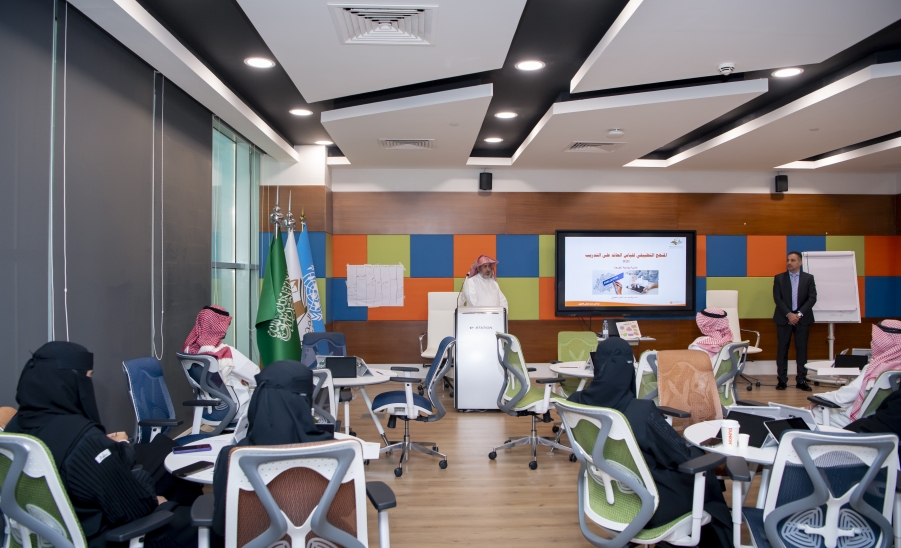 وكيل جامعة المجمعة للتنمية والاستثمار يختتم البرنامج التدريبي " المنهج التطبيقي في قياس العائد على التدريب ROI "