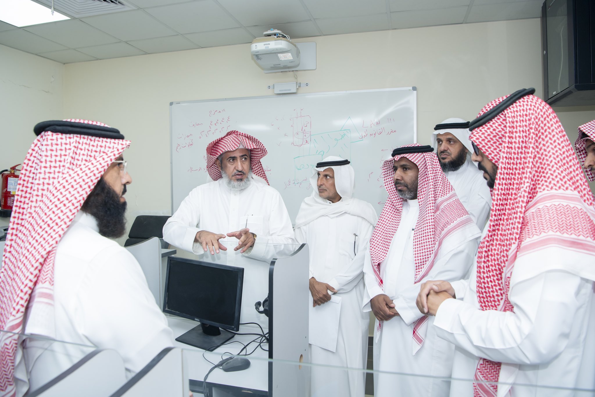 وكيل جامعة المجمعة للتنمية والاستثمار يتفقد مقر كلية الشريعة والقانون بمحافظة الغاط