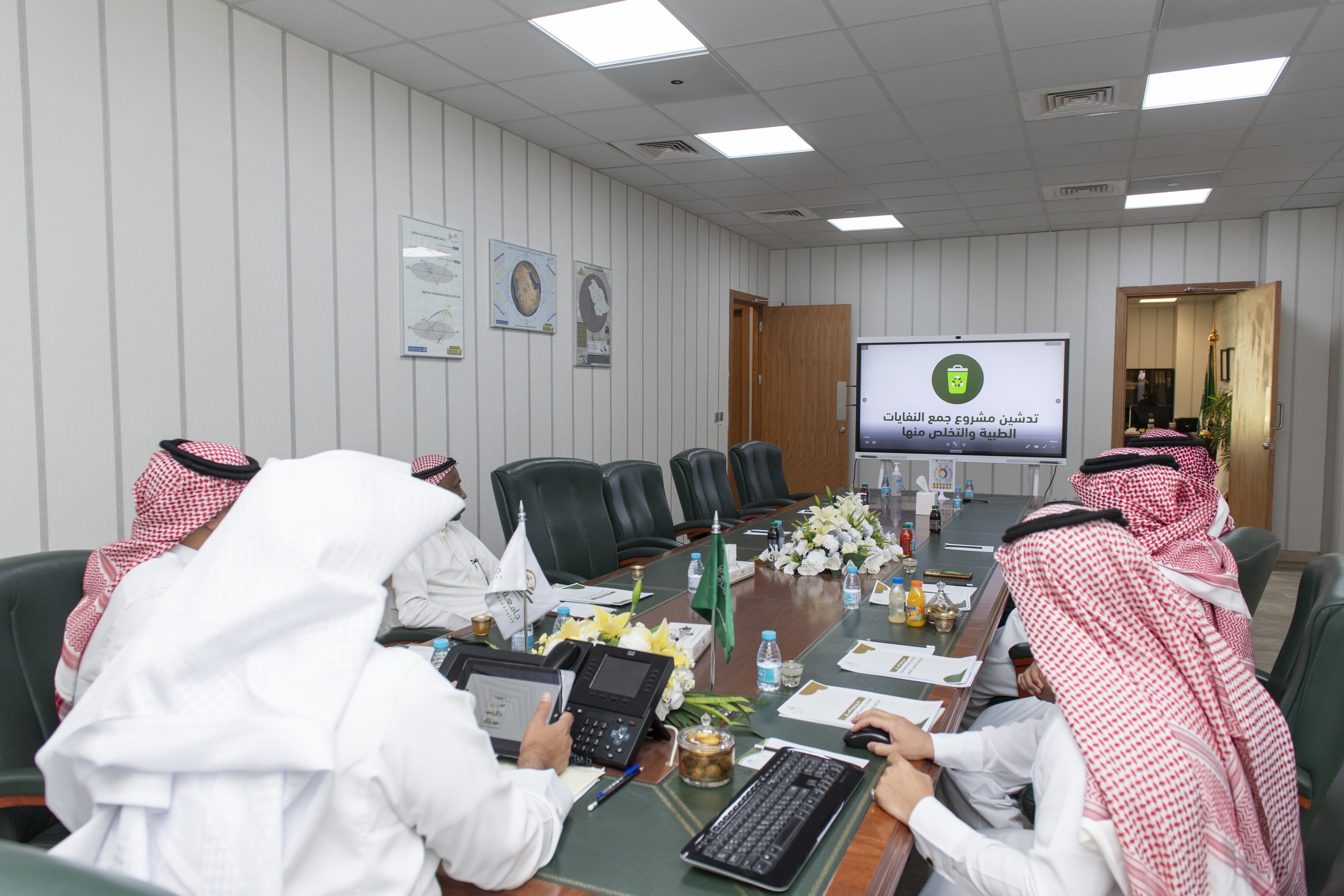 تدشين مشروع المسح الاشعاعي ومشروع جمع النفايات الطبية والتخلص منها