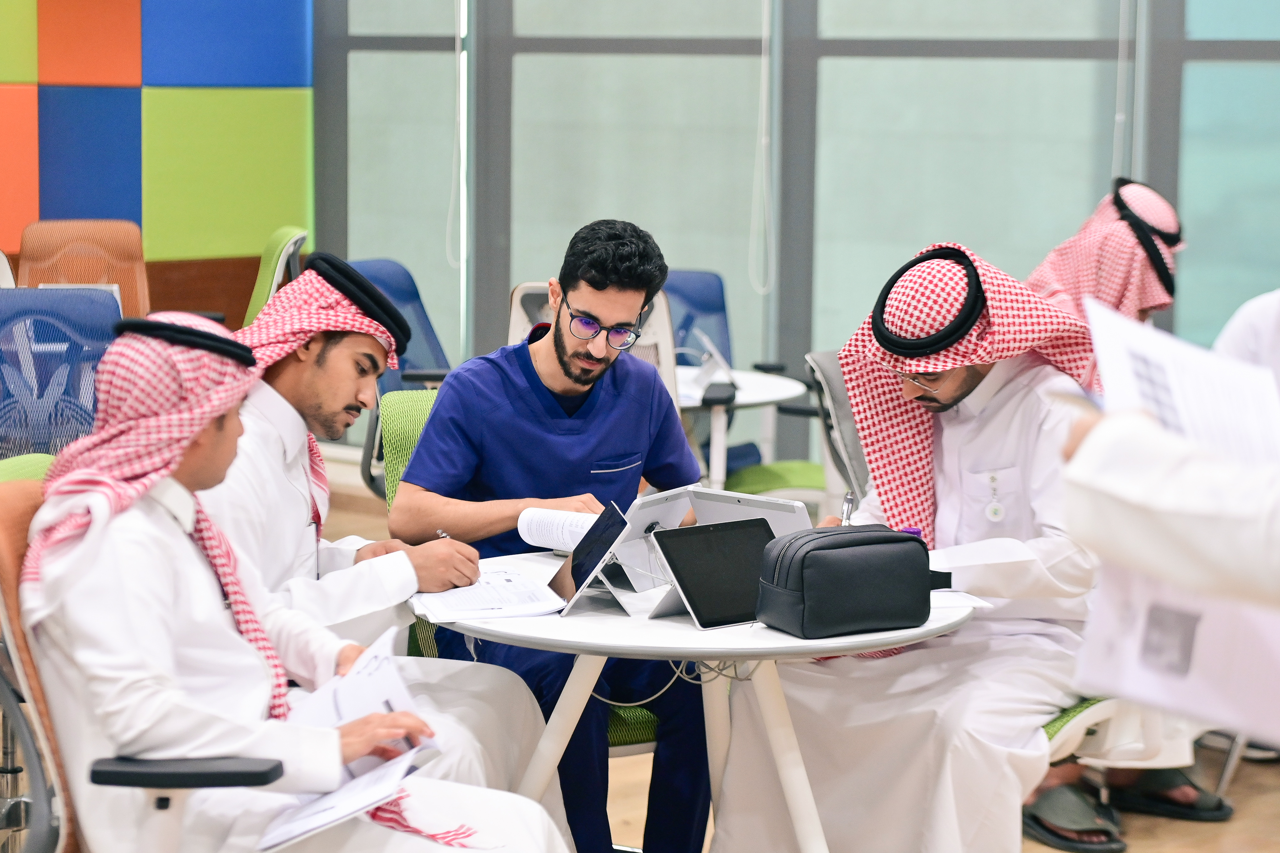 جانباً من حضور طلاب الجامعة في برنامج المناظرات للجامعات