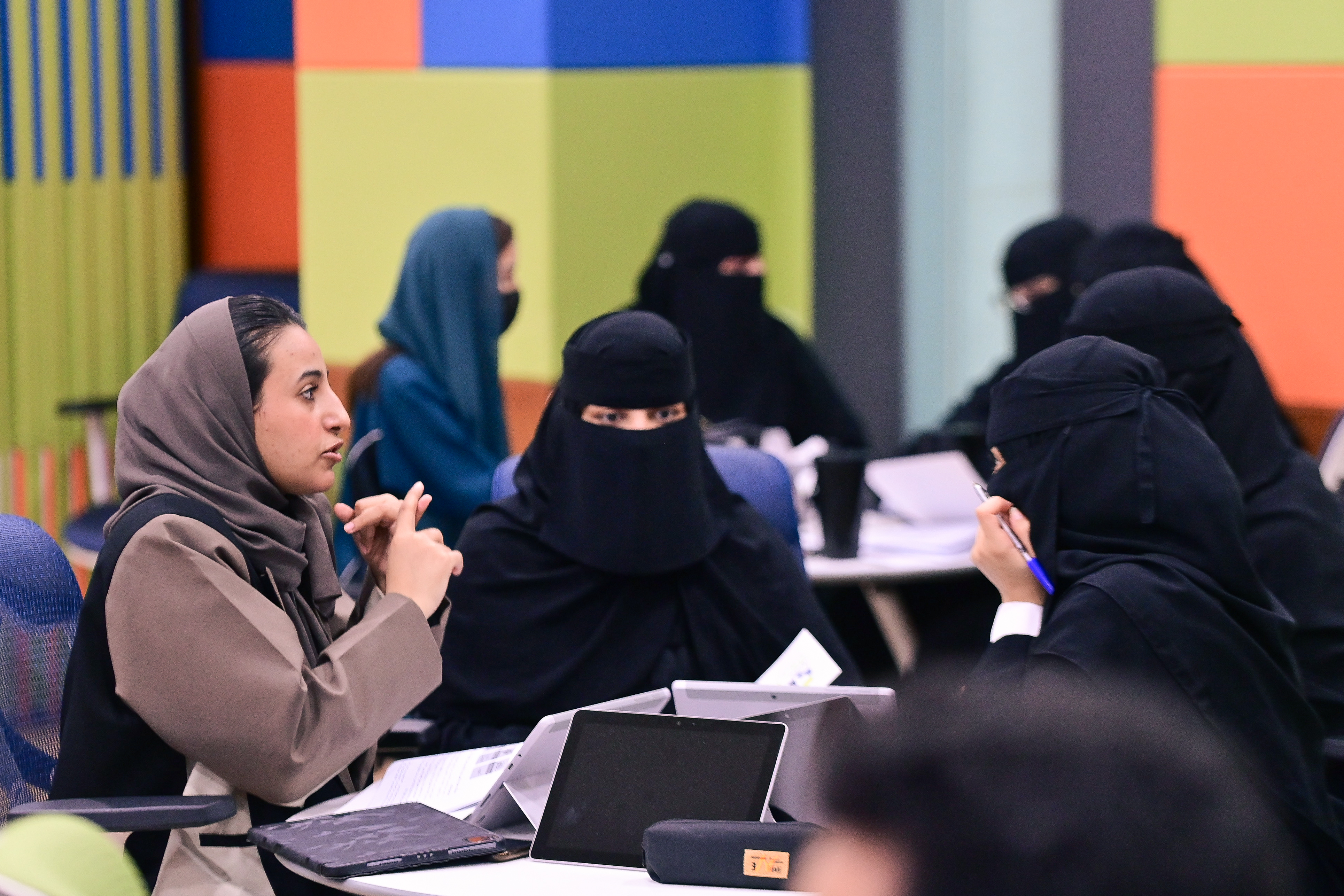 جانباً من حضور طالبات الجامعة في برنامج المناظرات للجامعات