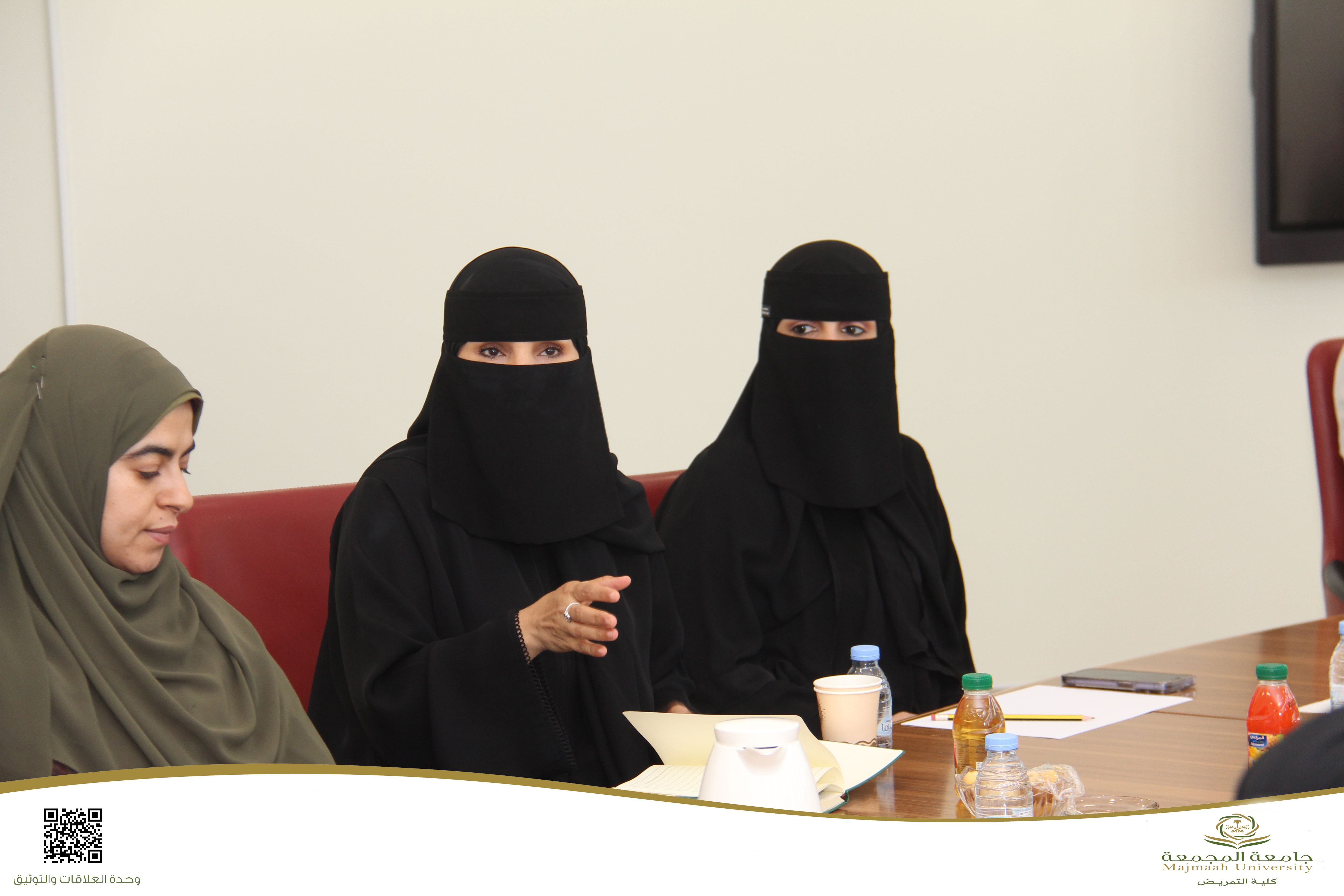 اجتماع عميد الكلية بالوكلاء والأعضاء ورؤساء الأقسام استعداداً للعام الدراسي الجديد 1446هـ