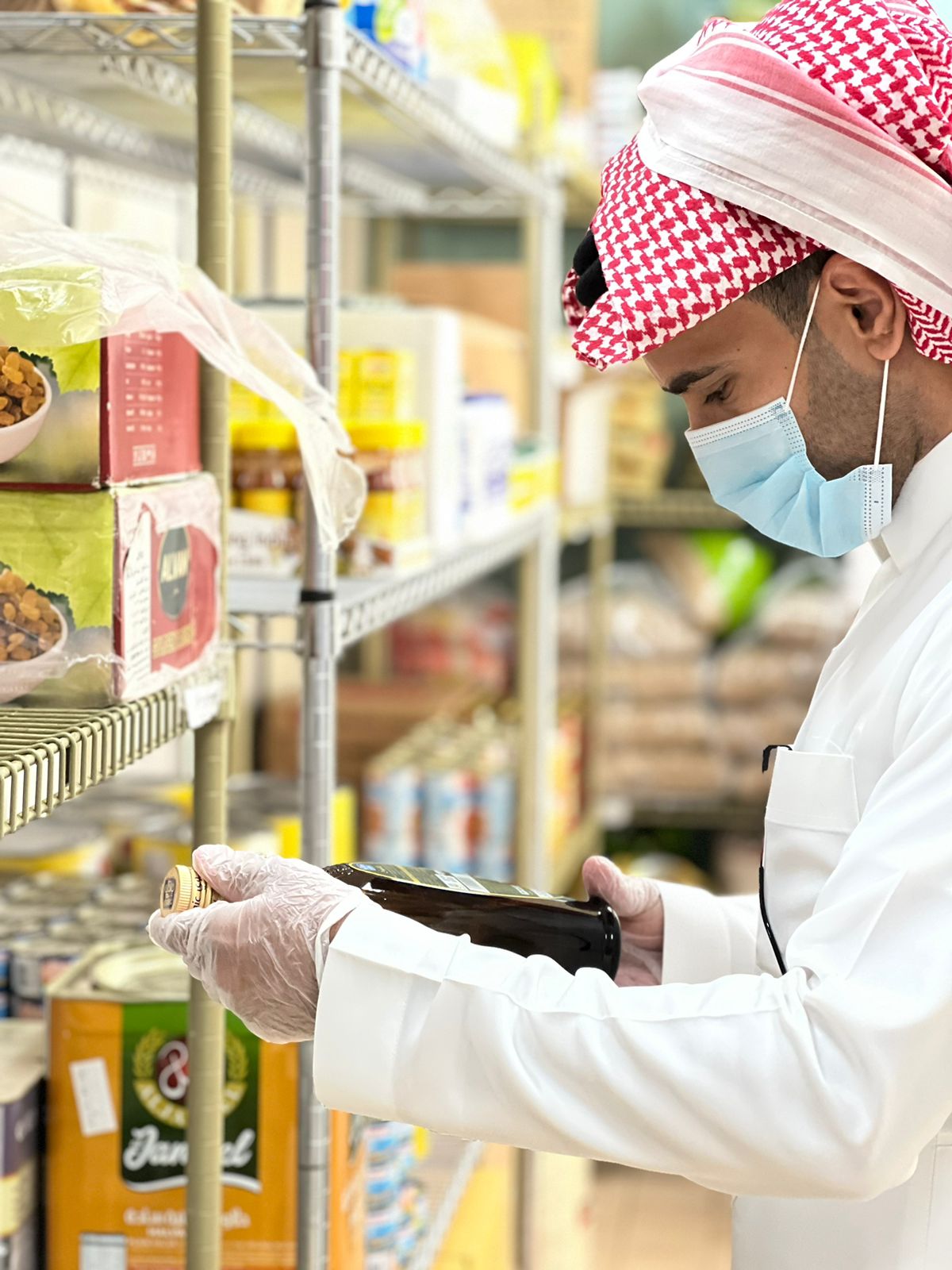 الصحة المهنية و البيئة: تُنفذ عدد من الجولات لمطاعم و بوفيهات بمرافق الجامعة