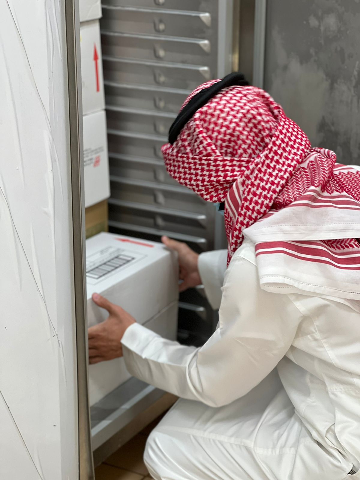 الصحة المهنية و البيئة: تُنفذ عدد من الجولات لمطاعم و بوفيهات بمرافق الجامعة