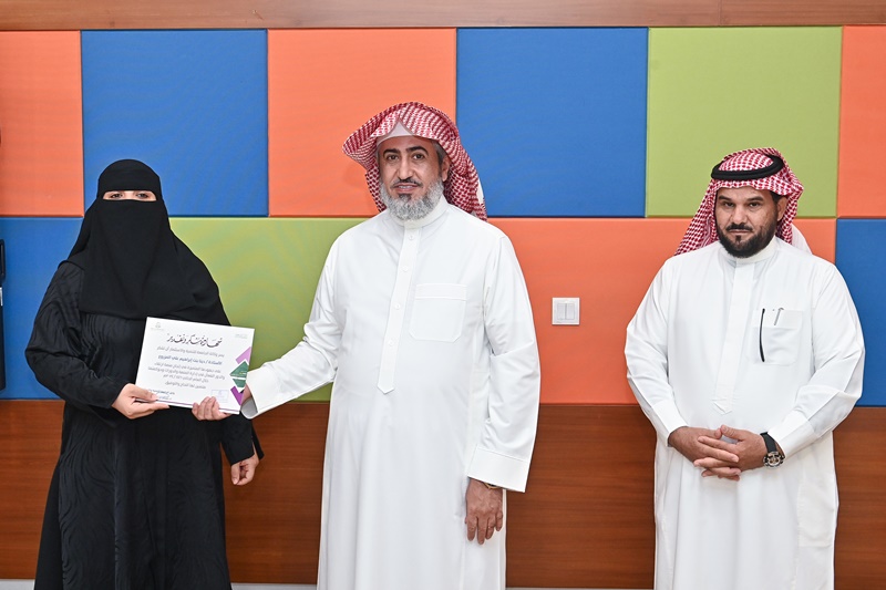 تكريم أحد منسقي منصة التدريب ( ارتقاء ) جهات الجامعة بالكليات والعمادات المساندة والإدارات العامة