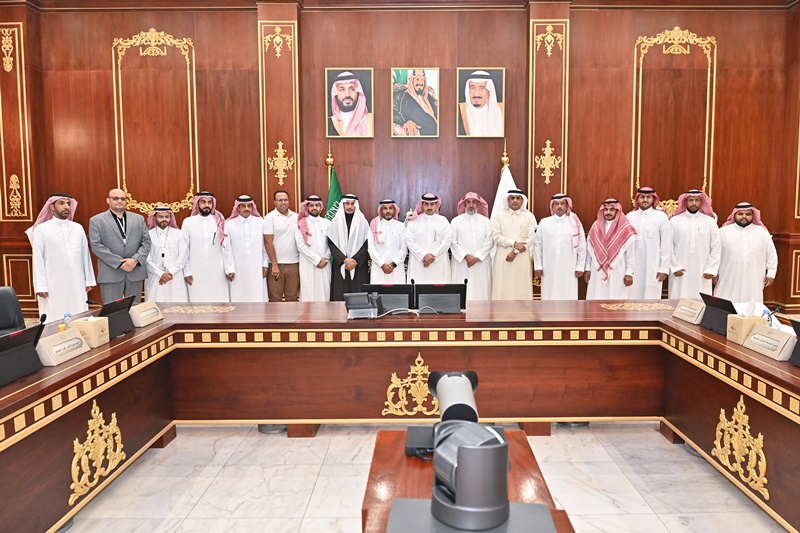 صور جماعية بعد توقيع العقود 