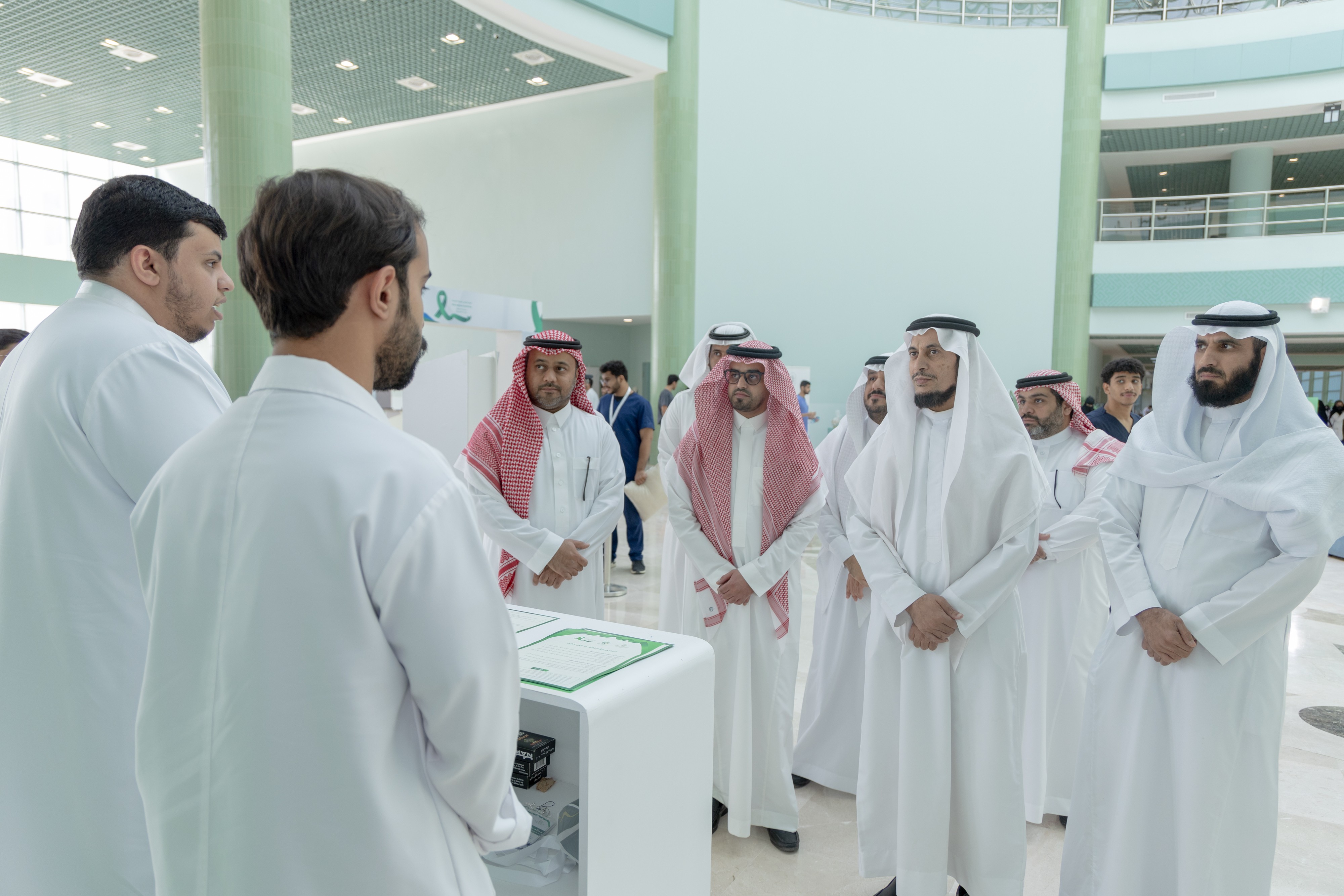 وكيل الجامعة للشؤون التعليمية يتجول في معرض الصحة النفسية