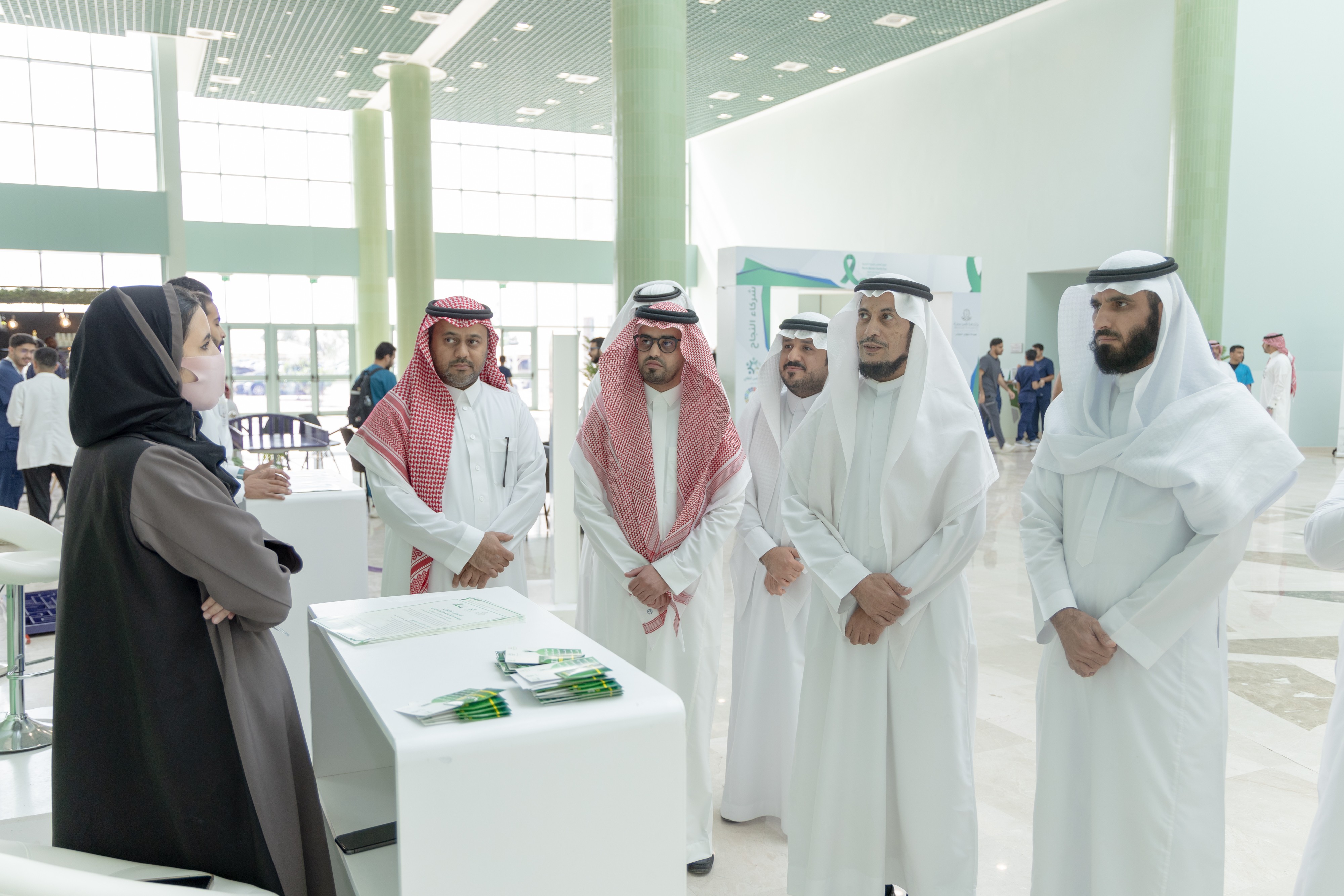 وكيل الجامعة للشؤون التعليمية يتجول في معرض الصحة النفسية