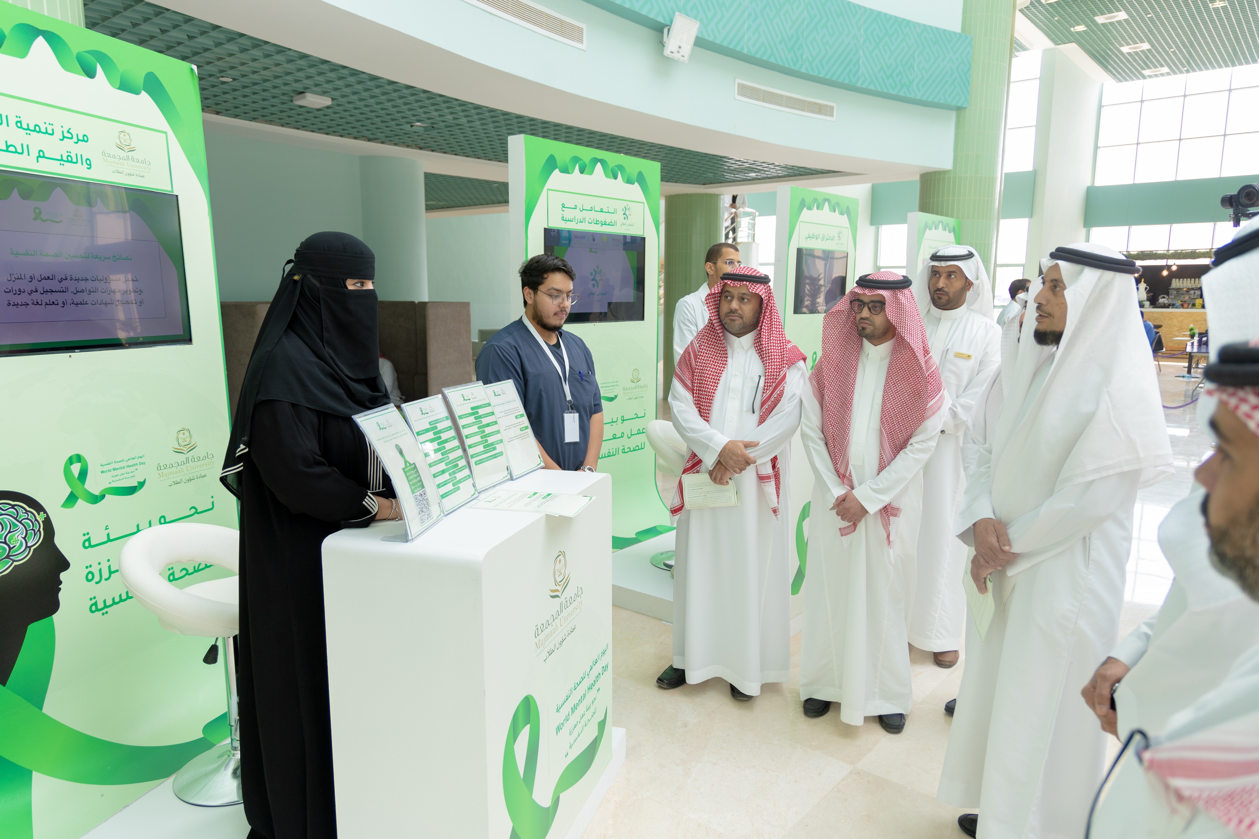 وكيل الجامعة للشؤون التعليمية يتجول في معرض الصحة النفسية