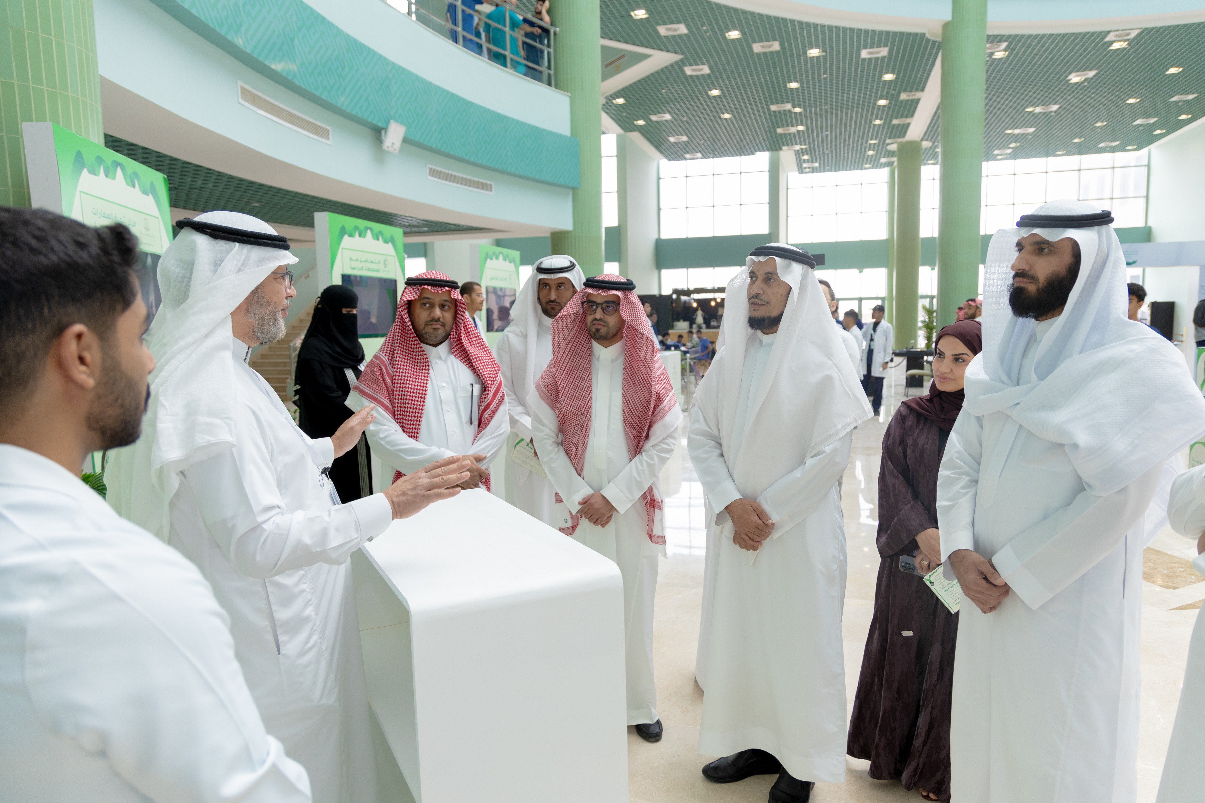 وكيل الجامعة للشؤون التعليمية يتجول في معرض الصحة النفسية
