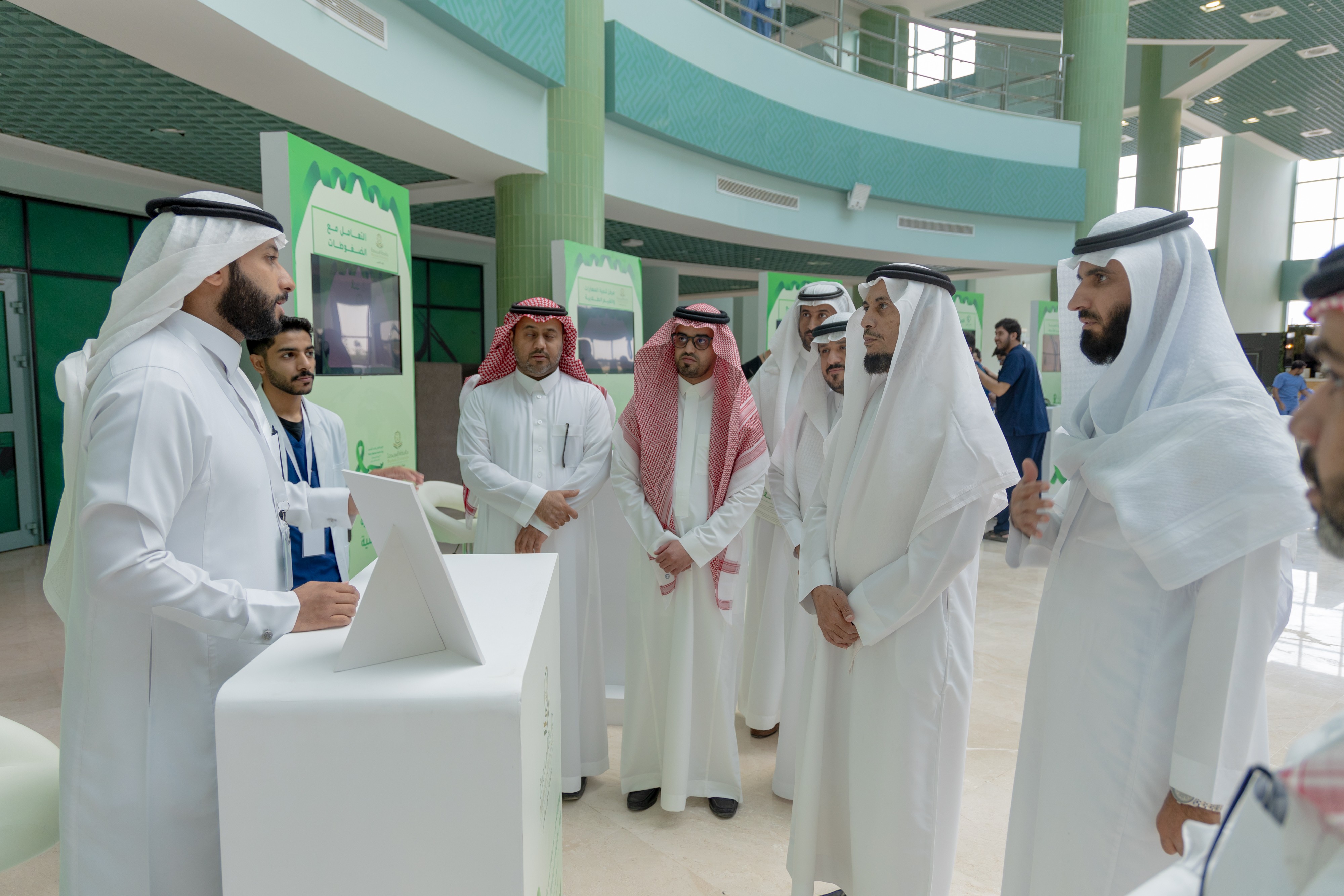 وكيل الجامعة للشؤون التعليمية يتجول في معرض الصحة النفسية